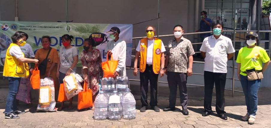 Lions Club Bagikan Ribuan Botol Plastik ke Pemulung