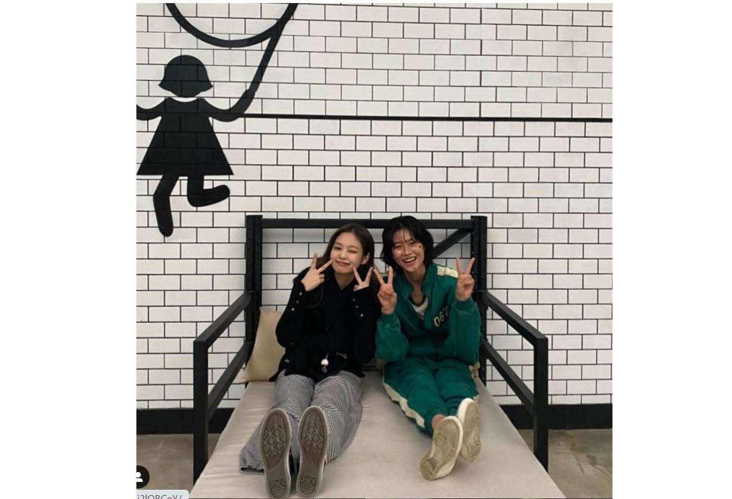 Jennie Blackpink (kiri) bersama Jung Ho Yeon di set serial Squid Game