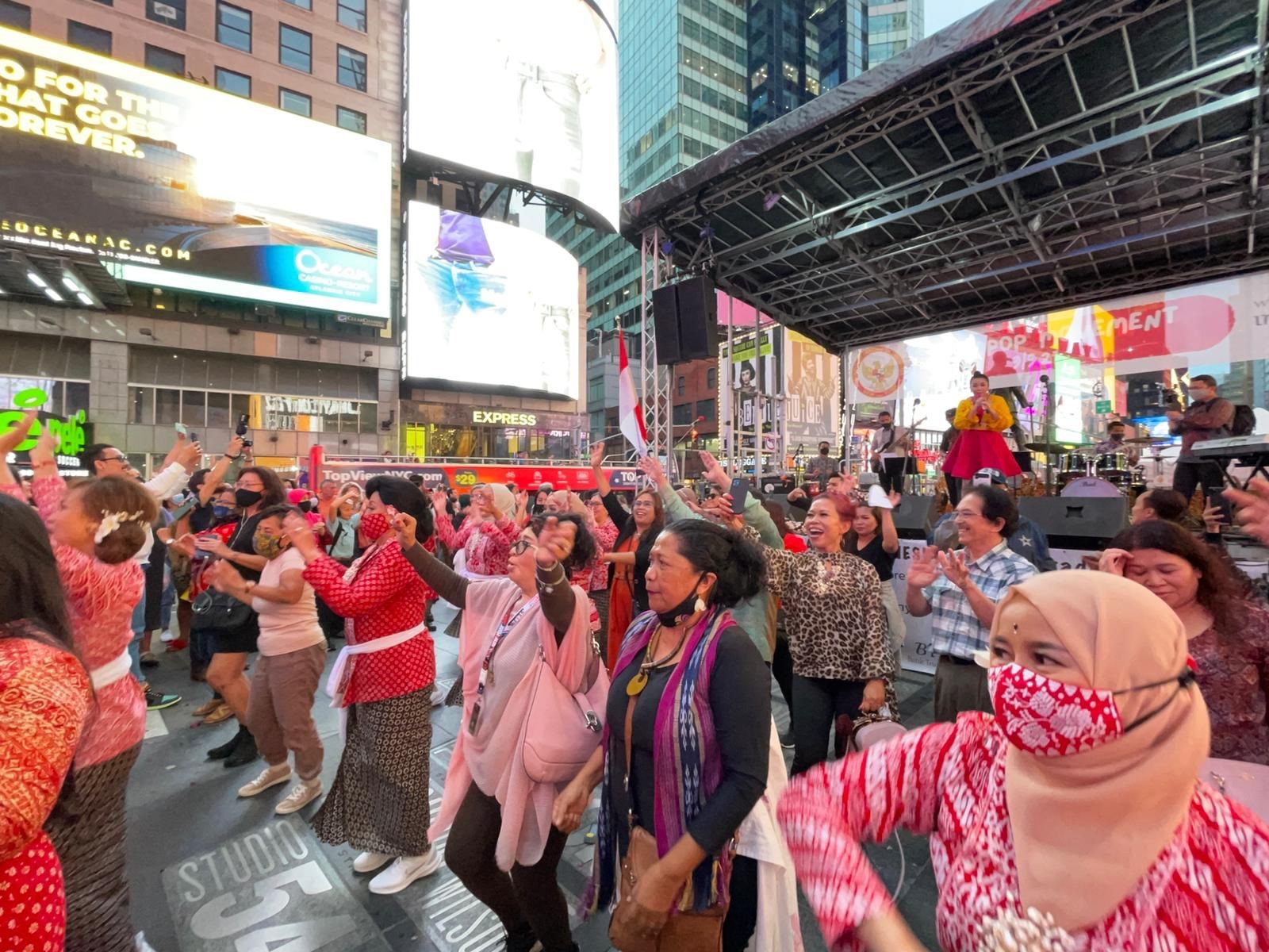 Pertunjukan tari dan musik gamelan Bali dibawakan DWP KJRI New York pimpinan Endang Wahyu Kinasih Arifi beranggotakan DWP KJRI New York.