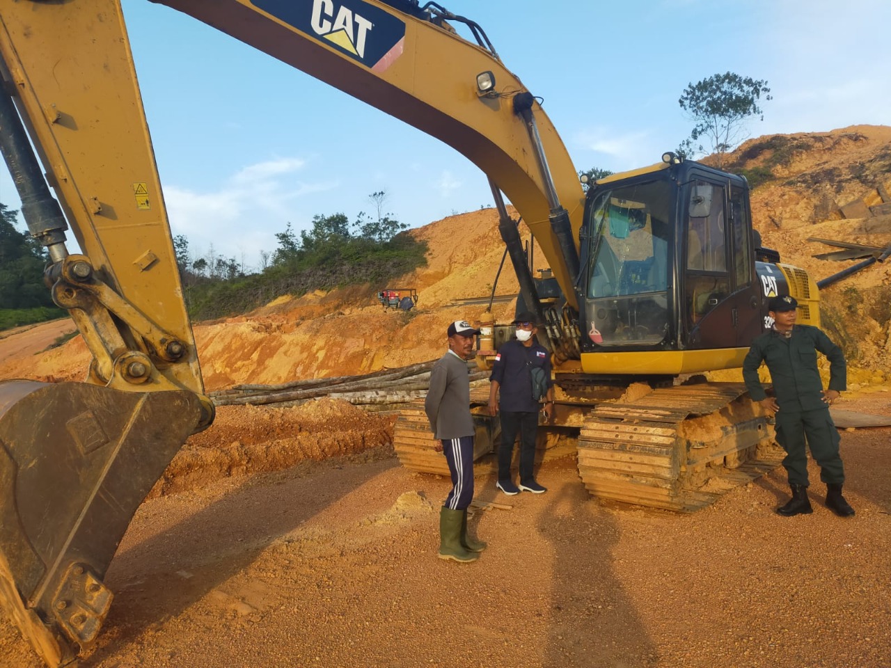 Dua unit excavator dan 8 unit dump truck diamankan di Pos Satuan Polisi Pamong Praja dan Pemadam Kebakaran Dabo Pemkab Lingga.