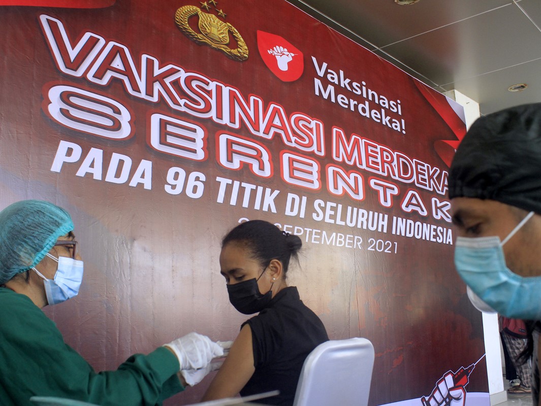 Polri bersama mahasiswa dan organisasi kepemudaan menggelar Vaksinasi Merdeka di Rumah Sakit Universitas Nusa Cendana Kupang, Rabu (22/9).