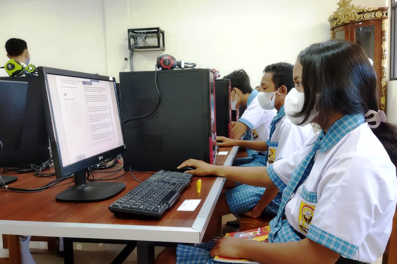 Lembaga pendidik di Manggarai Barat telah memulai pembelajaran tatap muka terbatas salah satunya sekolah SMP Santa Yosefa di Labuan Bajo. 