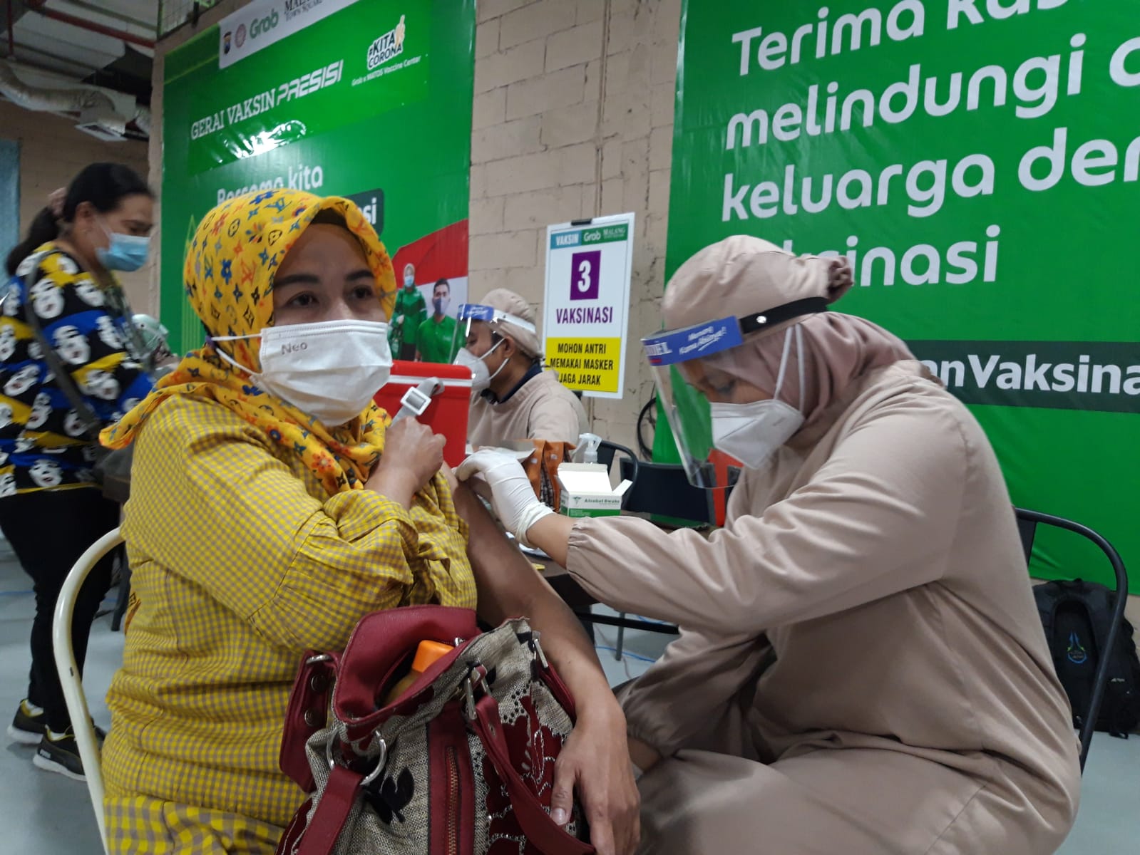Pekerja ojek daring dan pengunjung mal menerima vaksinasi di Malang Town Square (Matos), Kota Malang, Jawa Timur, Minggu (5/9/2021)