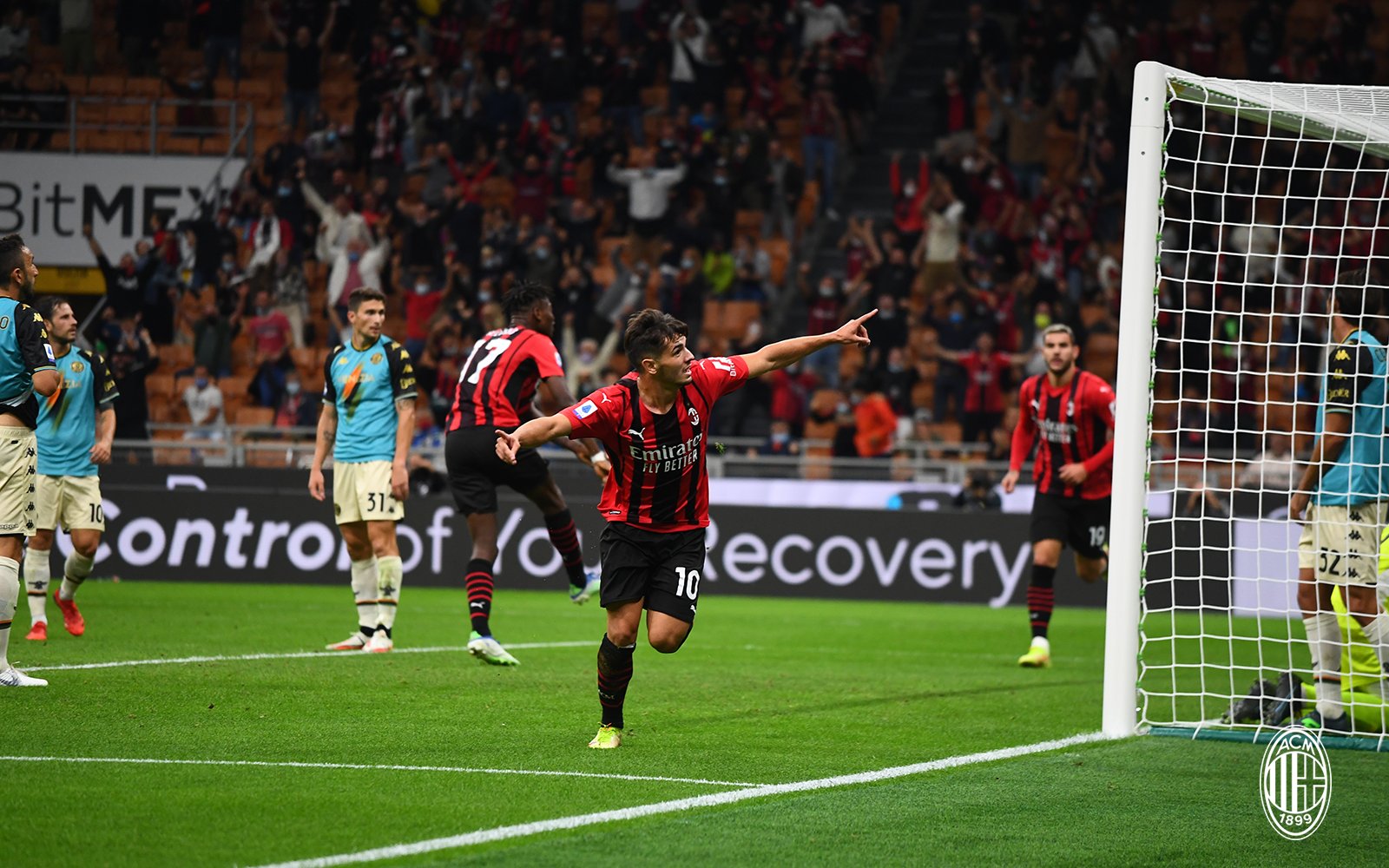 Penyerang AC Milan Brahim Diaz melakukan selebrasi usai mencetak gol ke gawang Venezia di laga Serie A.