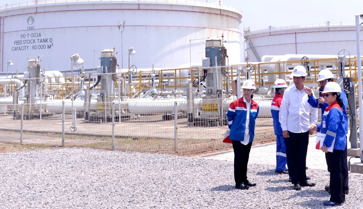 Presiden Joko Widodo saat melakukan kunjungan kerja ke PT Trans Pacific Petrochemical Indotama (TPPI) di Tuban, Jawa Timur,