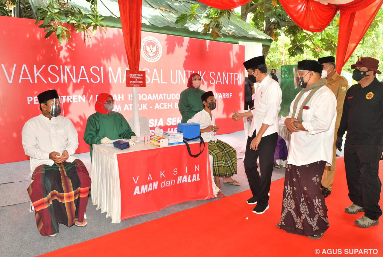 Jokowi Dorong Percepatan Vaksinasi di Pesantren