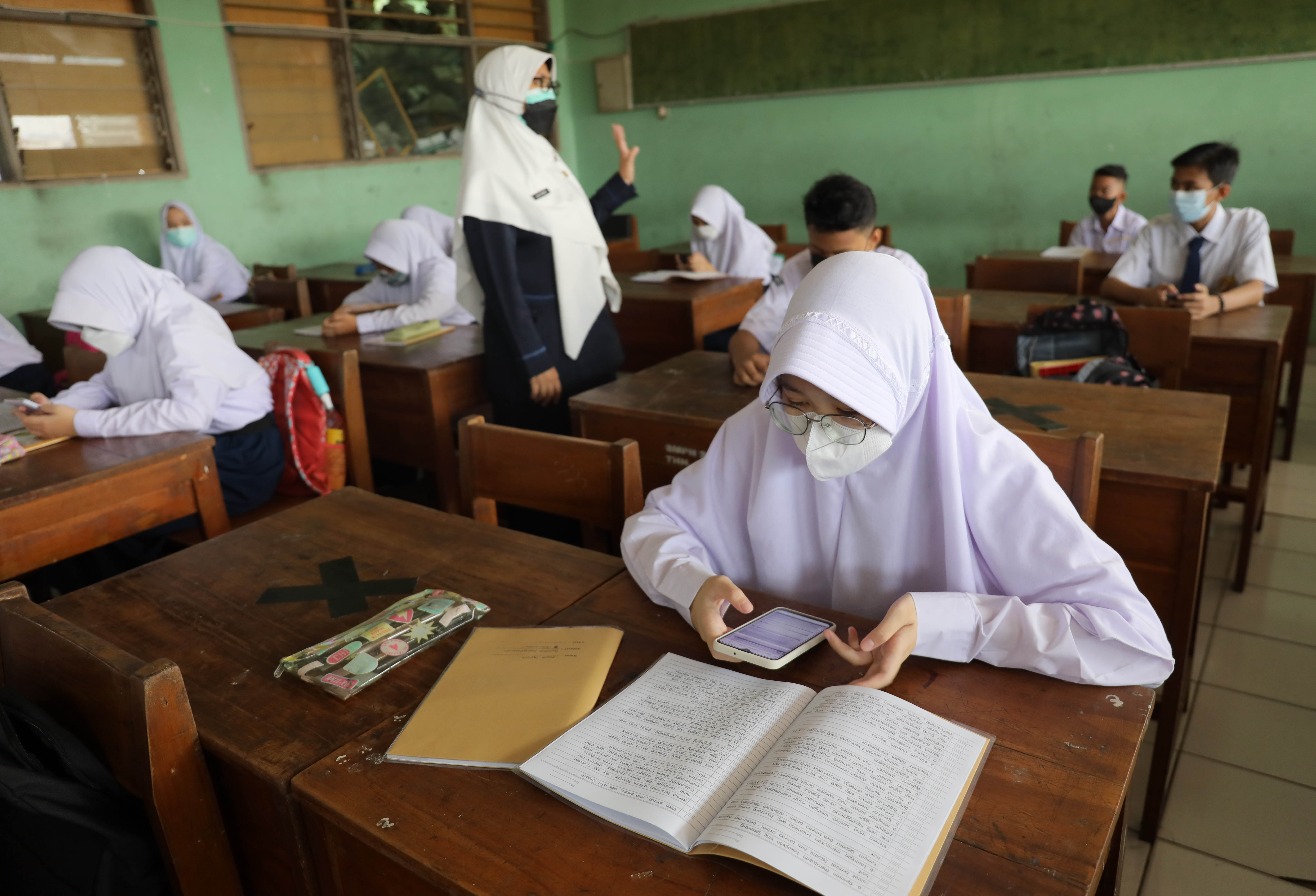 Siswa SMP di Jakarta menjalani pembelajaran tatap muka di masa pandemi covid-19.