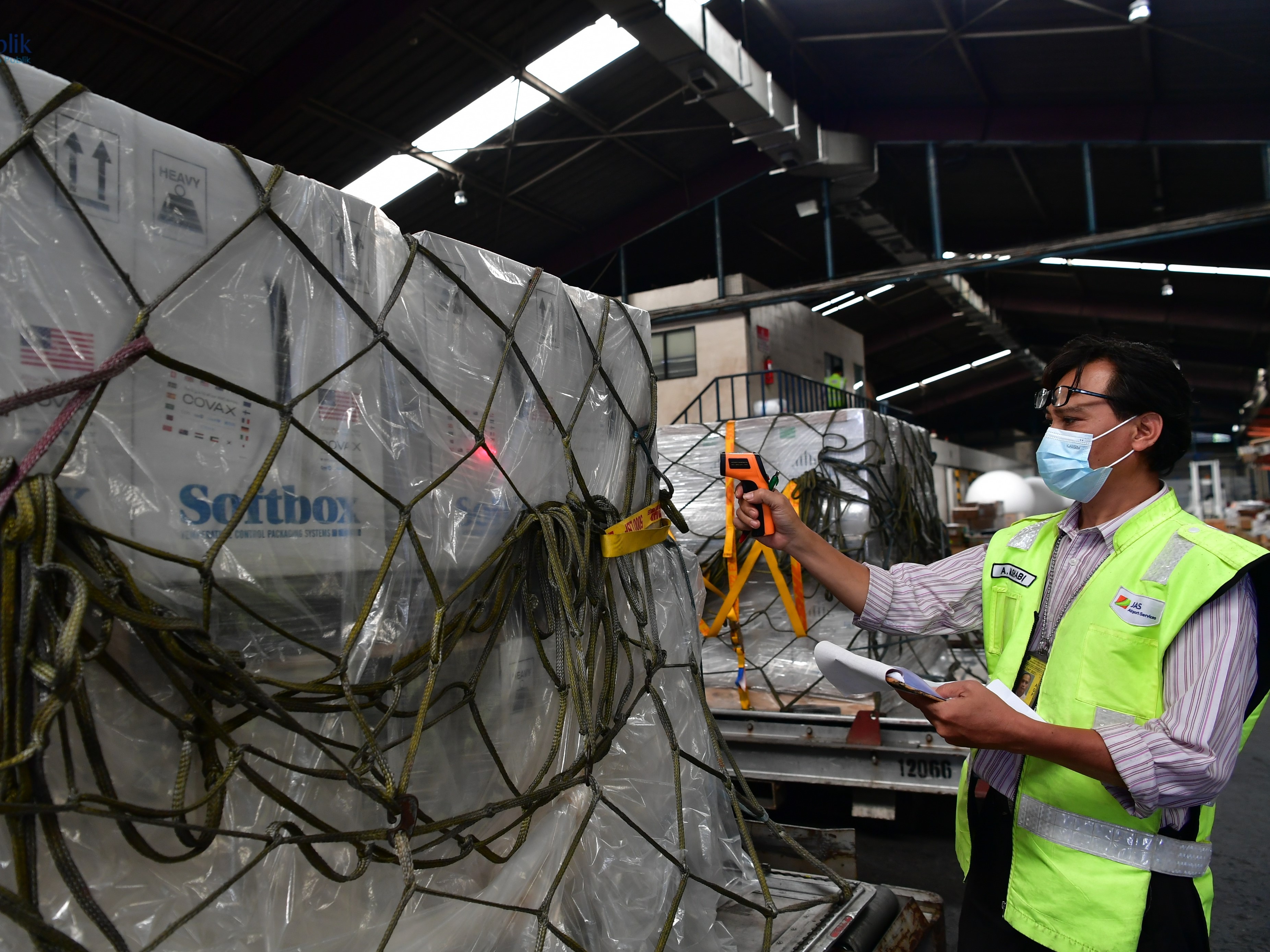 Pemerintah sejak awal membangun diplomasi dengan banyak negara yang salah satunya berwujud bantuan vaksin untuk kepentingan nasional.