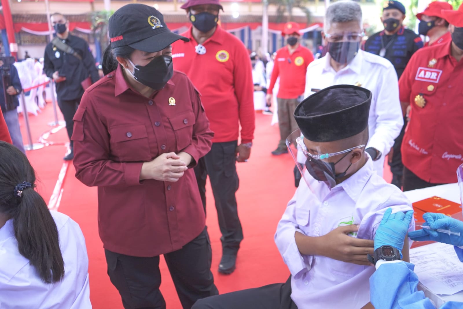 Ketua DPR RI Dr (HC) Puan Maharani mrninjau vaksinasi pelajar di SMKN 1 Cibinong.