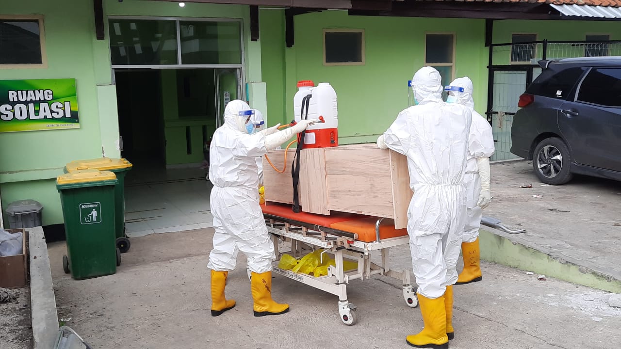 Petugas pemulasaran jenazah di RS dr Soekardjo