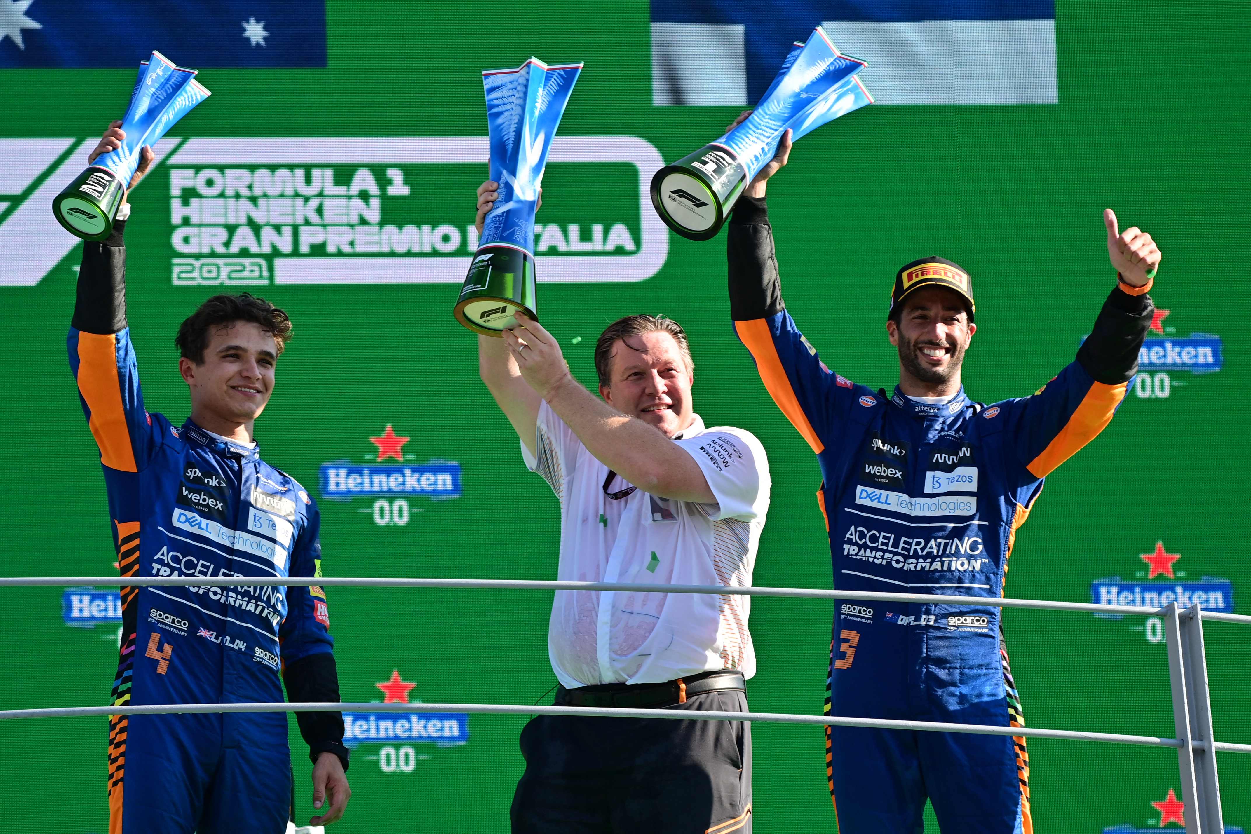 Duet pembalap McLaren Lando Norris (kiri) dan Daniel Ricciardo (kanan) meryakan keberhasilan mereka finis 1-2 di GP Italia.