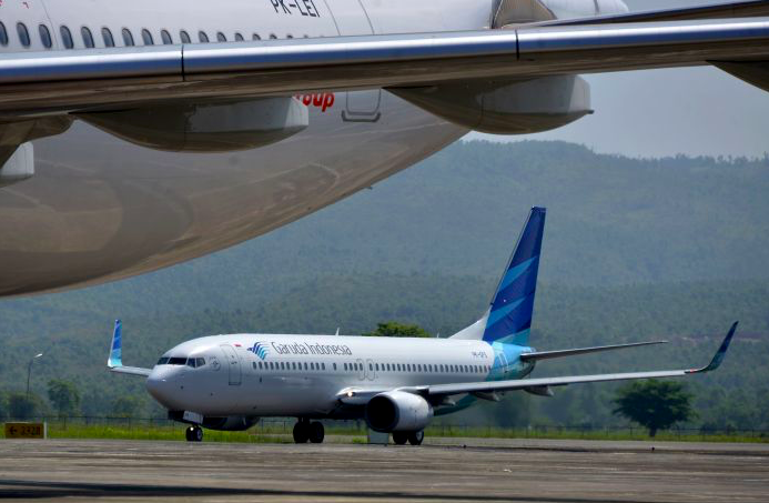 Ilustrasi pesawat Garuda Indonesia saat memasuki apron bandara. 