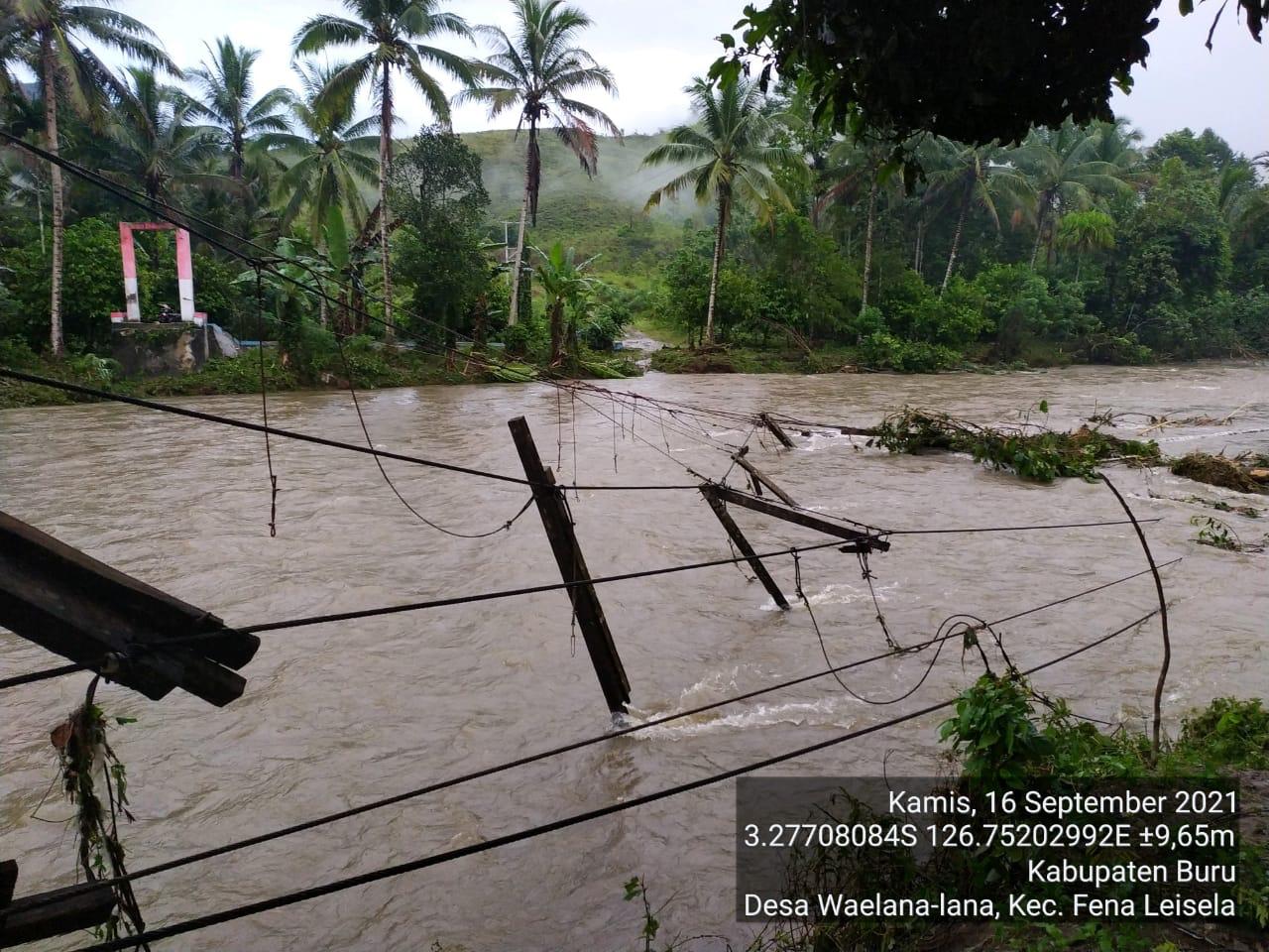 Banjir putuskan jembatan penghubung di Kabupaten Buru, Maluku.