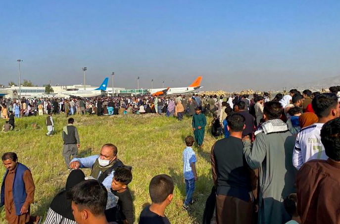 Warga Afghanistan berada di Bandara Kabul.