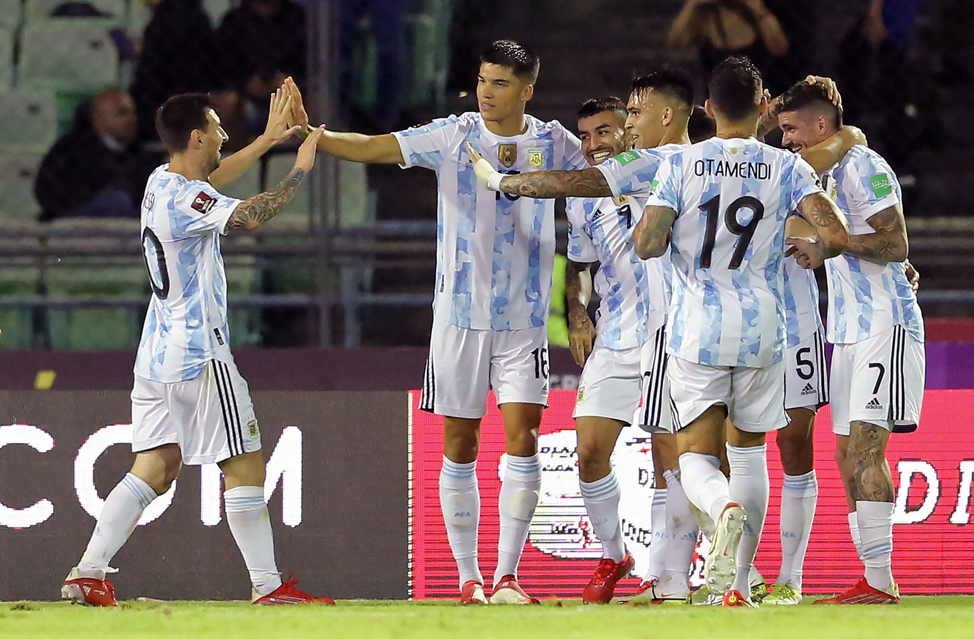 Leonel Messi dan rekan satu timnya melakukan selebrasi setelah Angel Correa (ketiga dari kiri) menjebol gawang timnas Venezuela.  