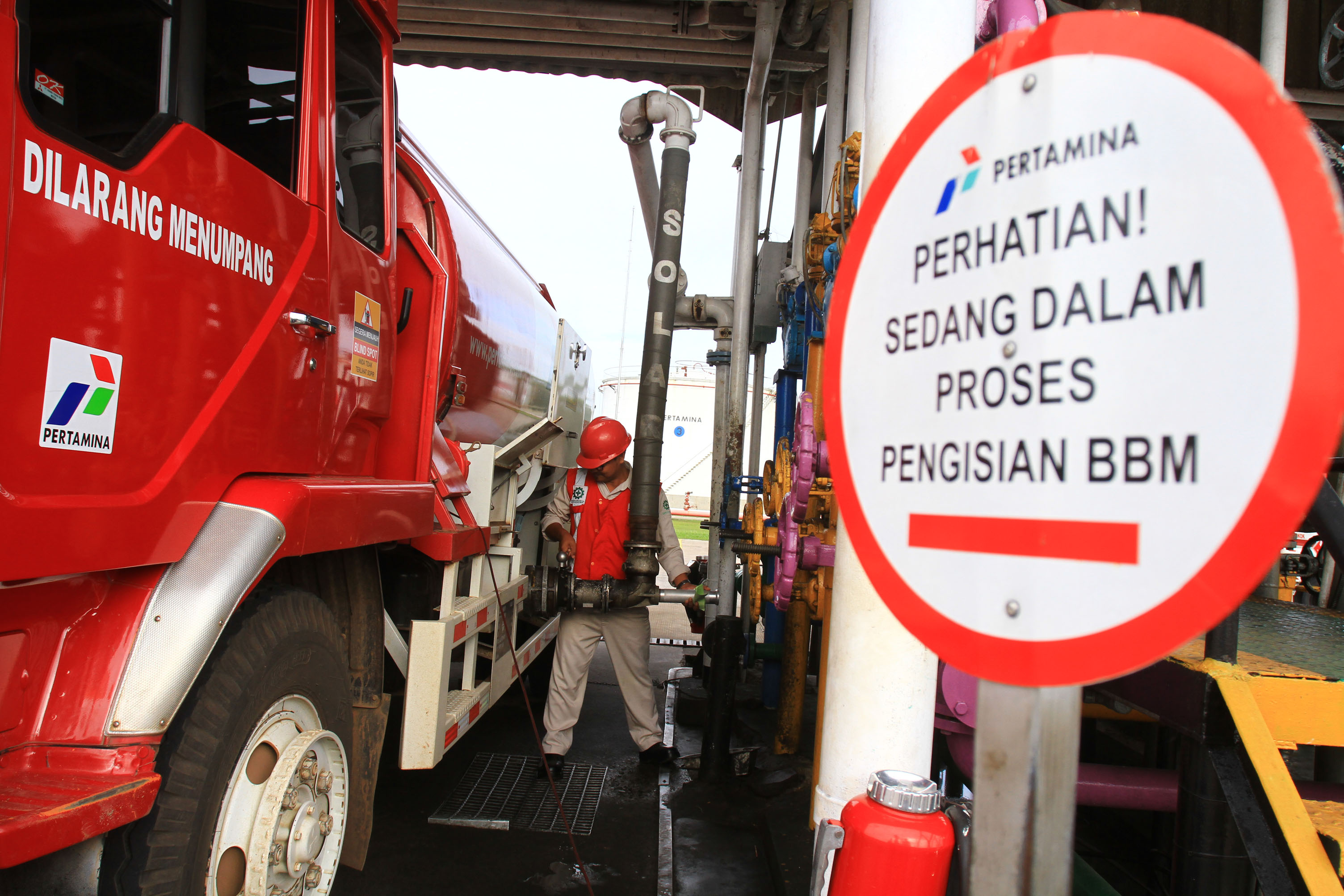 Ilustrasi petugas saat melakukan aktivitas bongkar muat BBM di terminal.