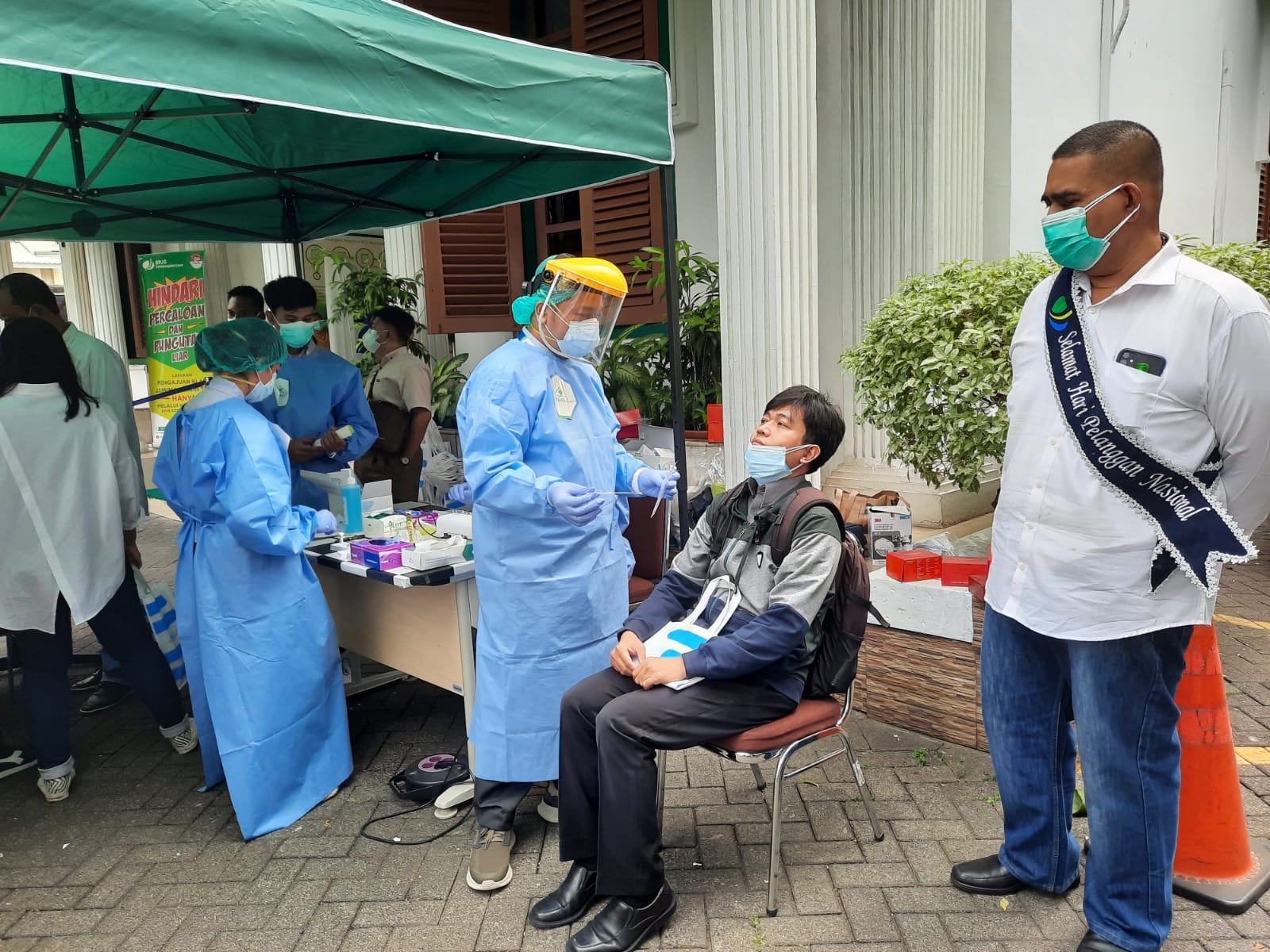 Peringati Harpelnas, Kantor BPJAMSOSTEK Cabang Jakarta Salemba menggelar tes swab antigen gratis kepada peserta.