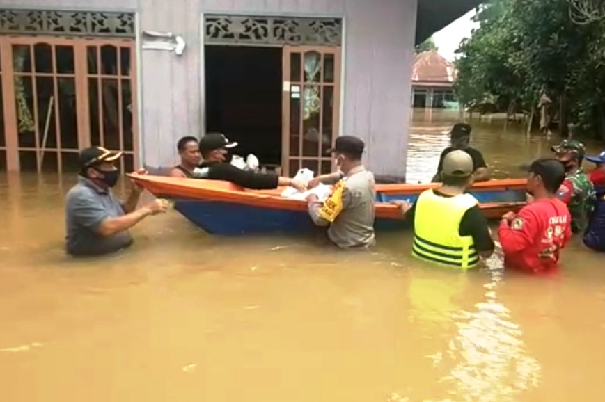 Bantuan makanan dibagikan untuk warga di daerah yang terisolir banjir di Kabupaten Katingan. 