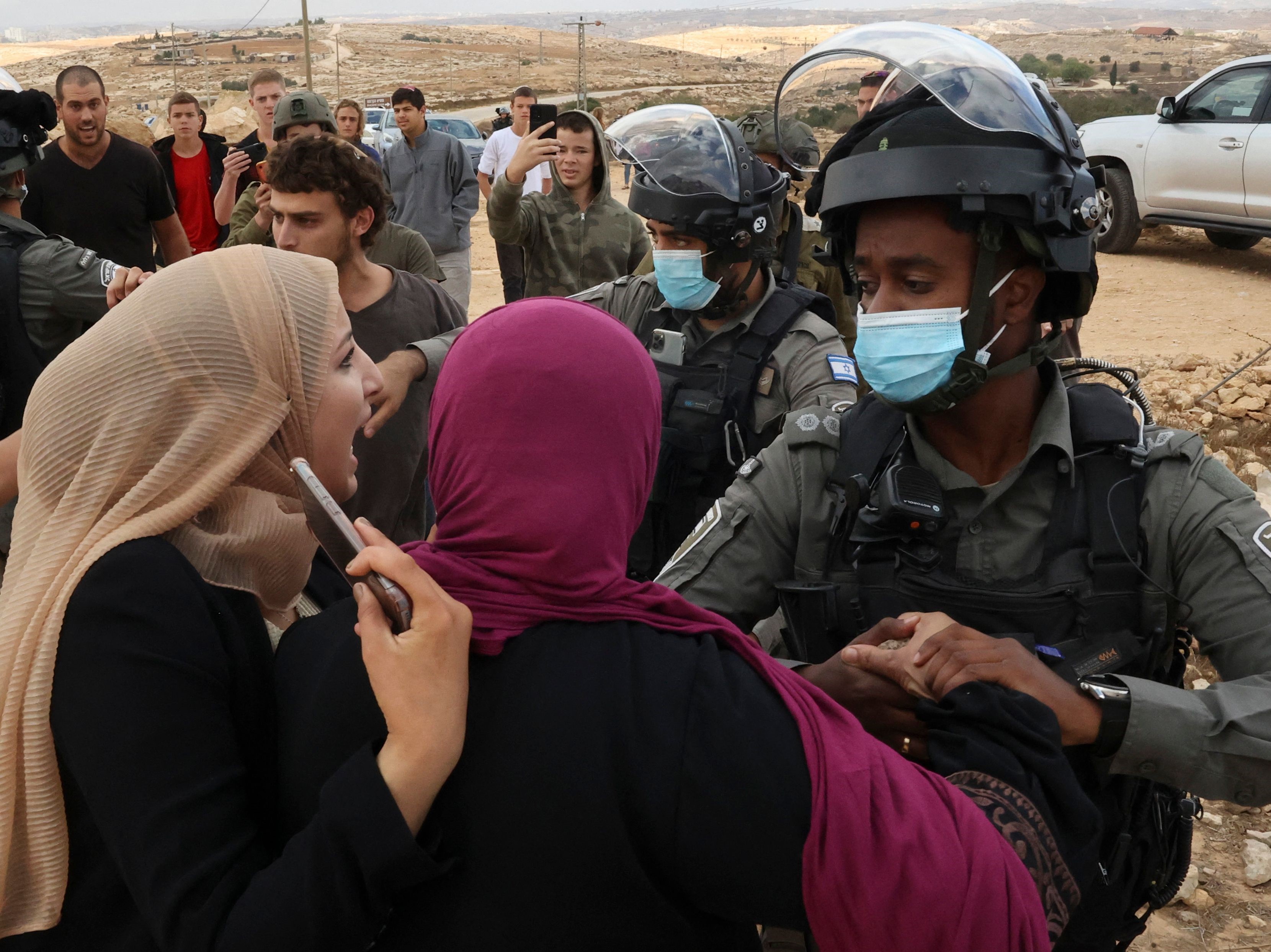Pasukan keamanan Israel menghentikan warga Palestina dari desa Susya selama bentrokan dengan pemukim Yahudi.