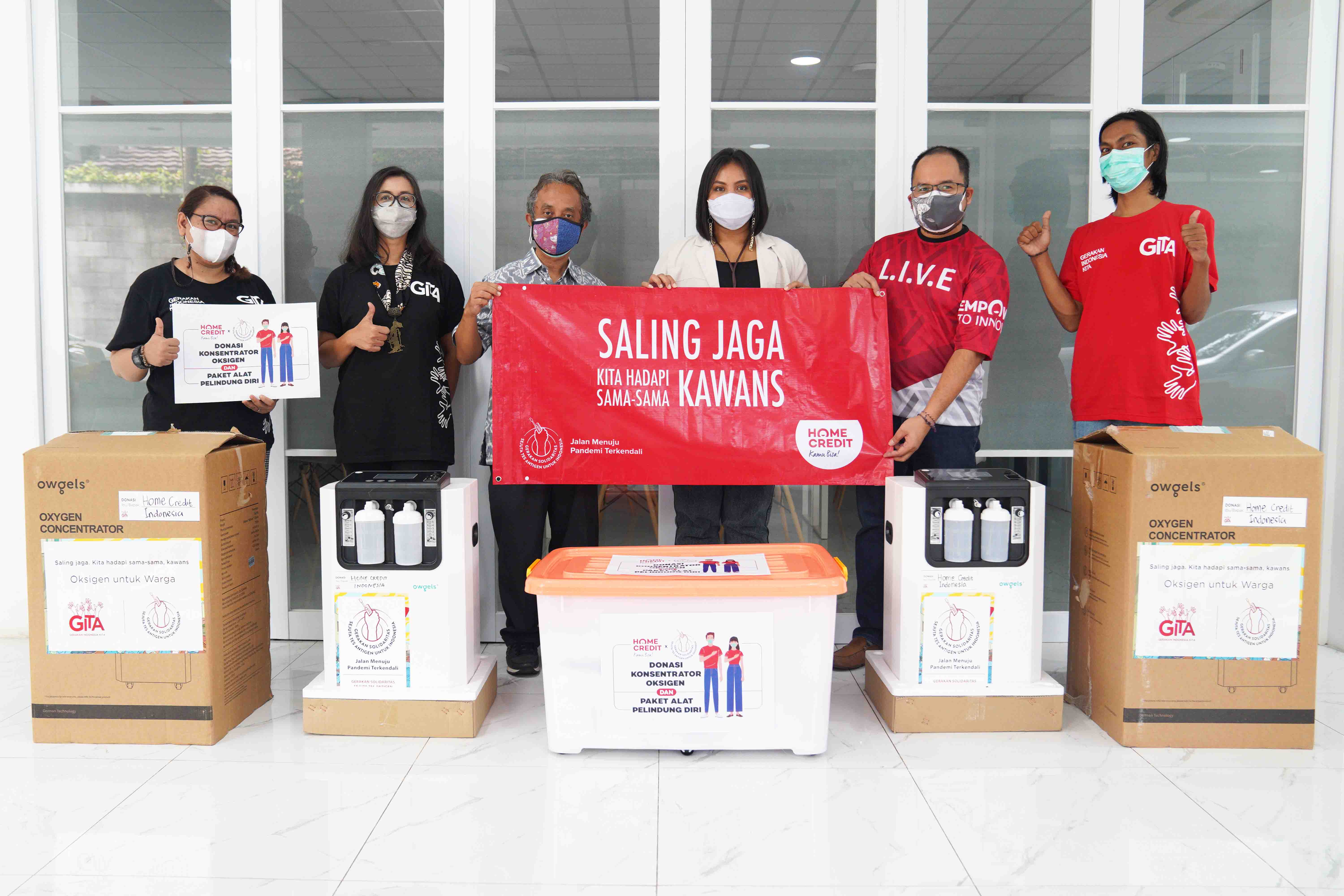 Penyerahan bantuan dari Home Credit Indonesia