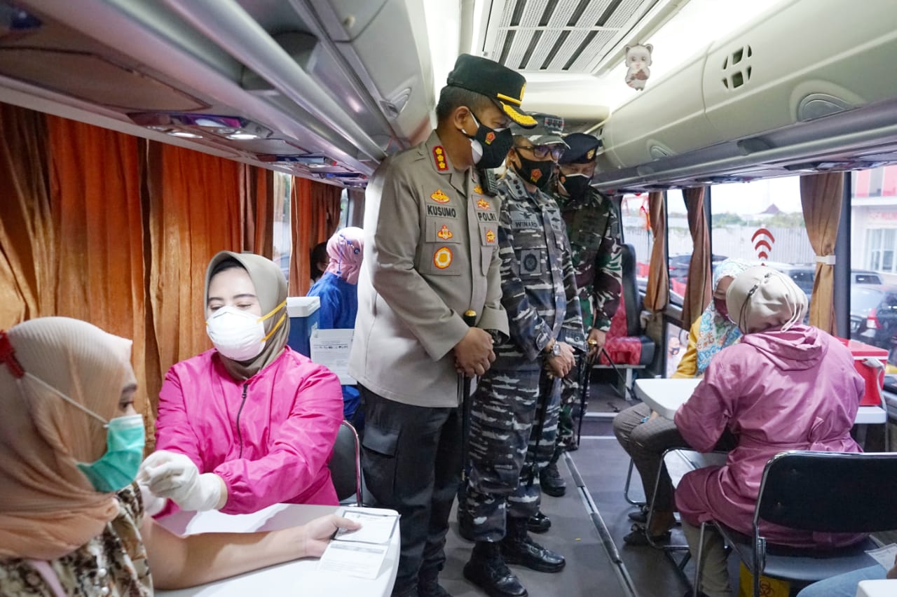 Kapolresta Sidoarjo Kombes Kusumo Wahyu Bintoro meninjau vaksinasi di Bus Gerai Vaksin Mobile Polresta Sidoarjo, Minggu (19/9)