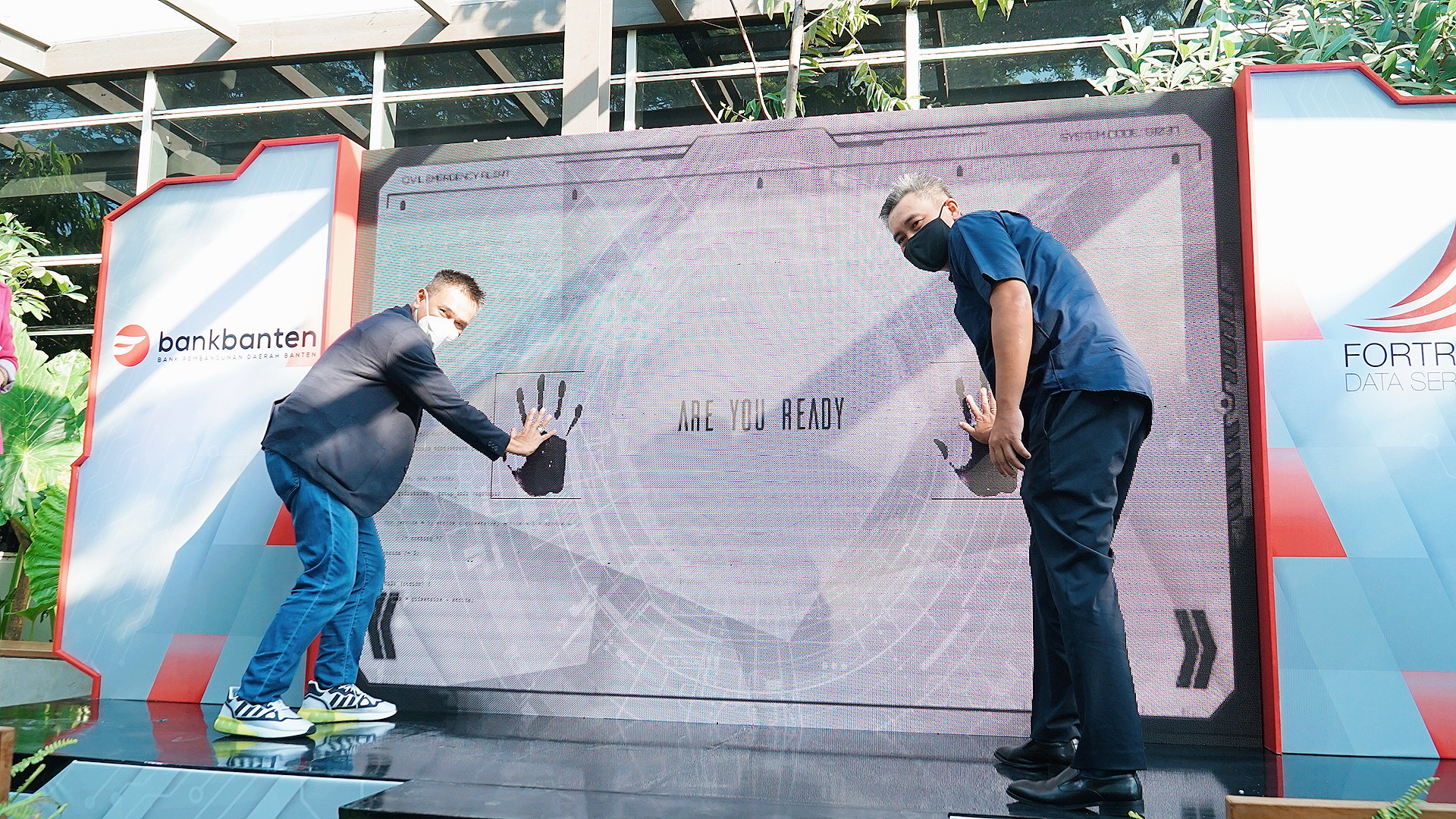 Dirut Bank Banten Agus Syabarrudin dan Dirut FDS  Sutjahyo Budiman