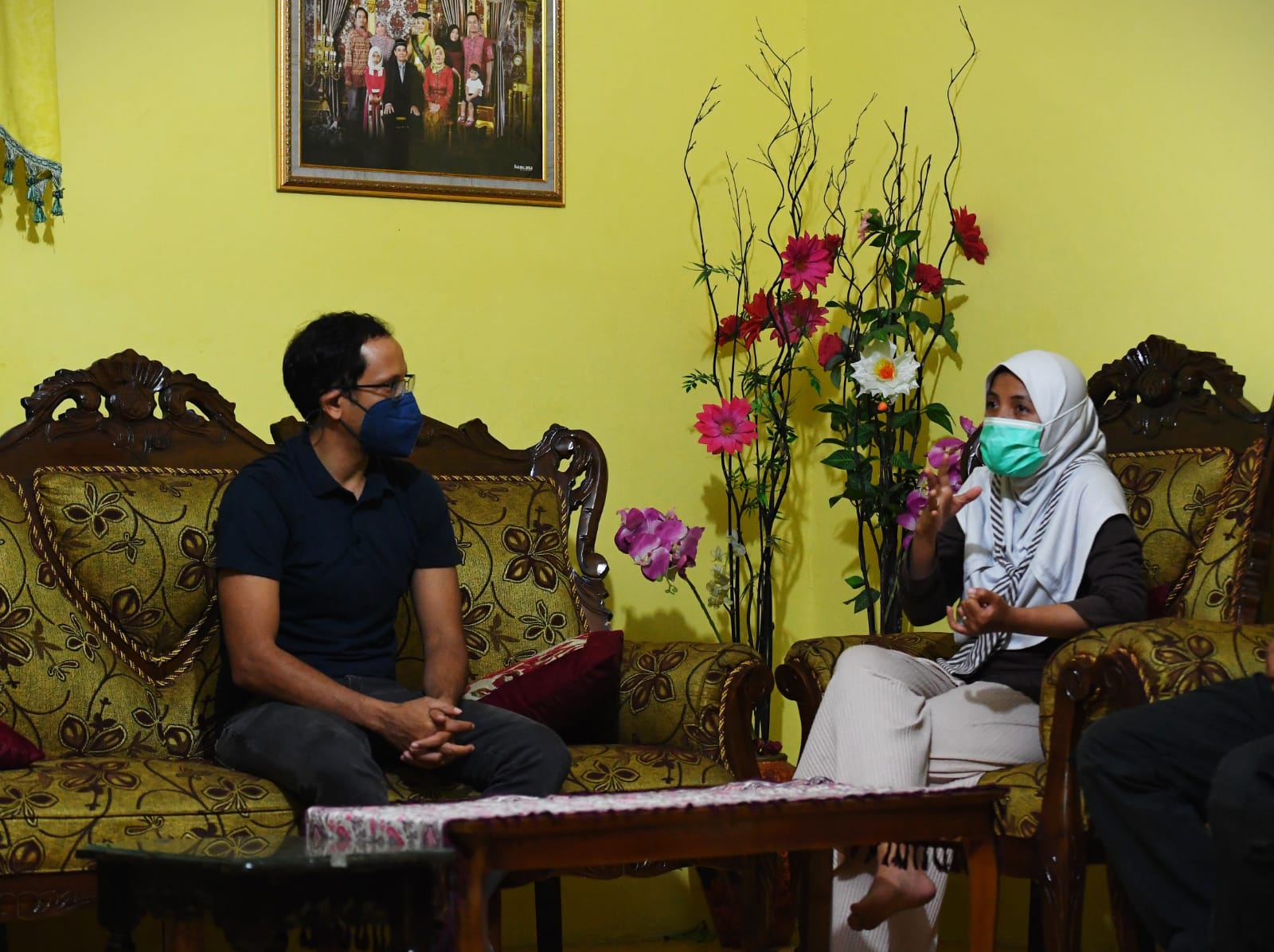 Mendikbudristek Nadiem Anwar Makarim berdialog dengan calon Guru Penggerak angkatan ketiga, Khoiry Nuria Widyaningrum. 