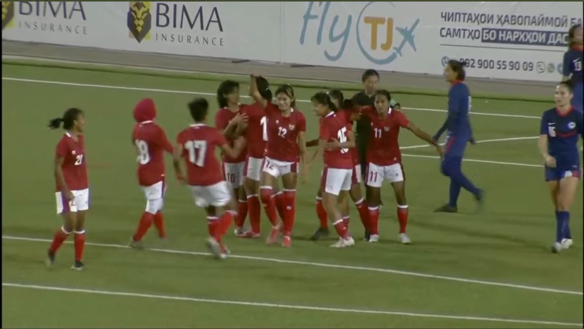 Para pemain timnas putri Indonesia melakukan selebrasi usai mencetak gol ke gawang Singapura di laga kualifikasi Piala Asia Putri 2022.