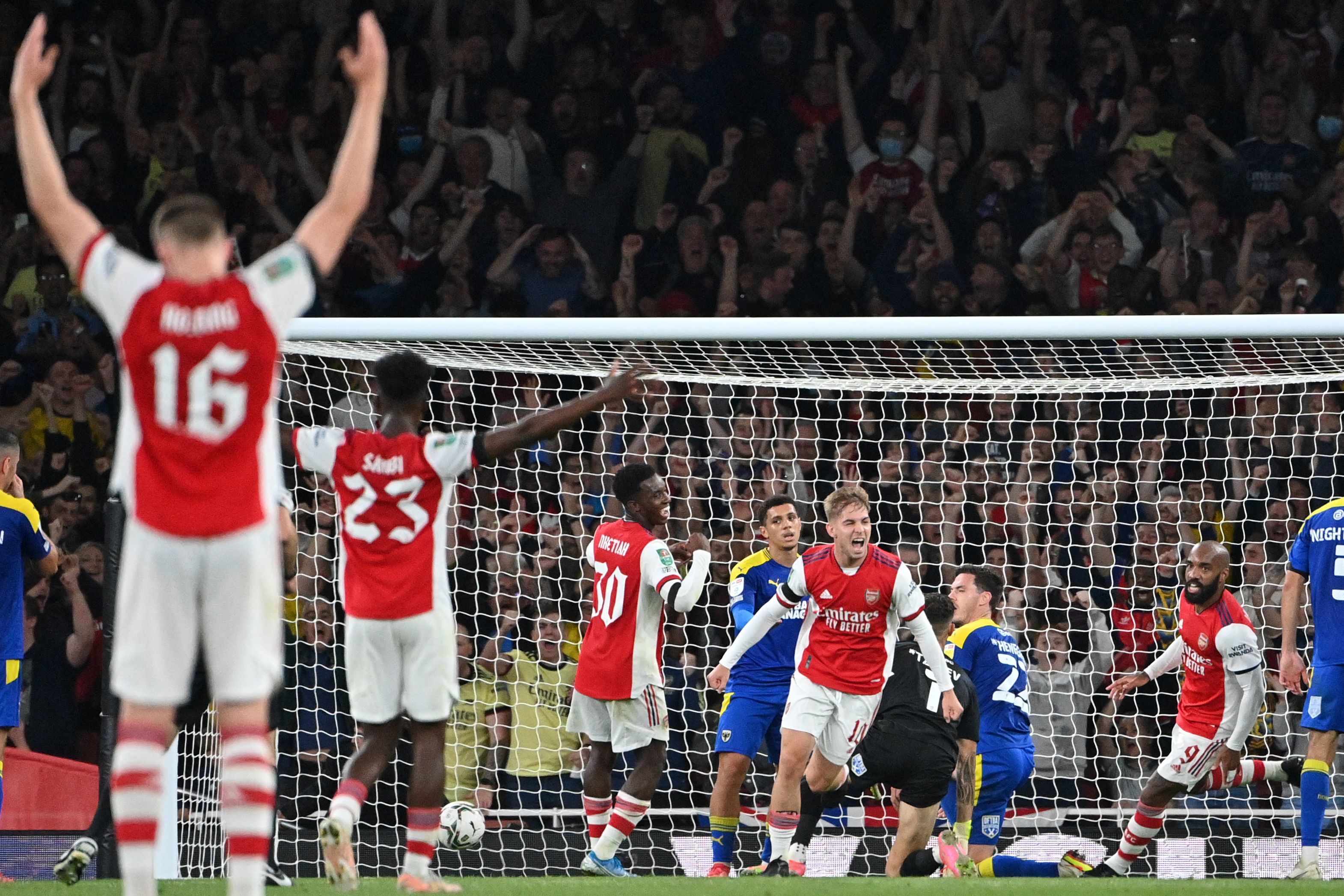 Para pemain Arsenal melakukan selebrasi usai mencetak gol ke gawang AFC Wimbledon di laga putaran ketiga Piala Liga.