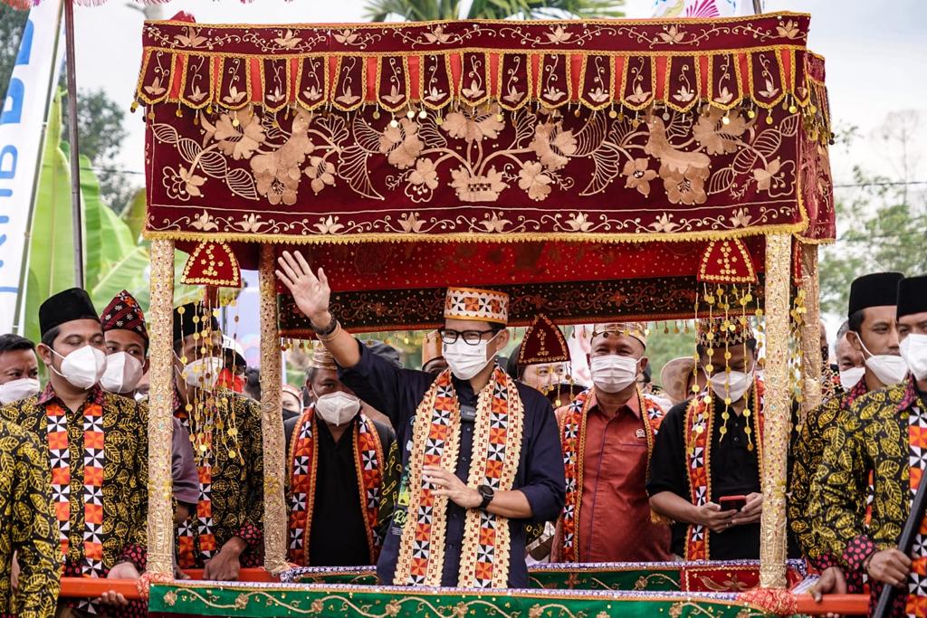  Kedatangan Sandiaga Uno Disambut Antusias Warga Desa Wisata Rigis Jaya 