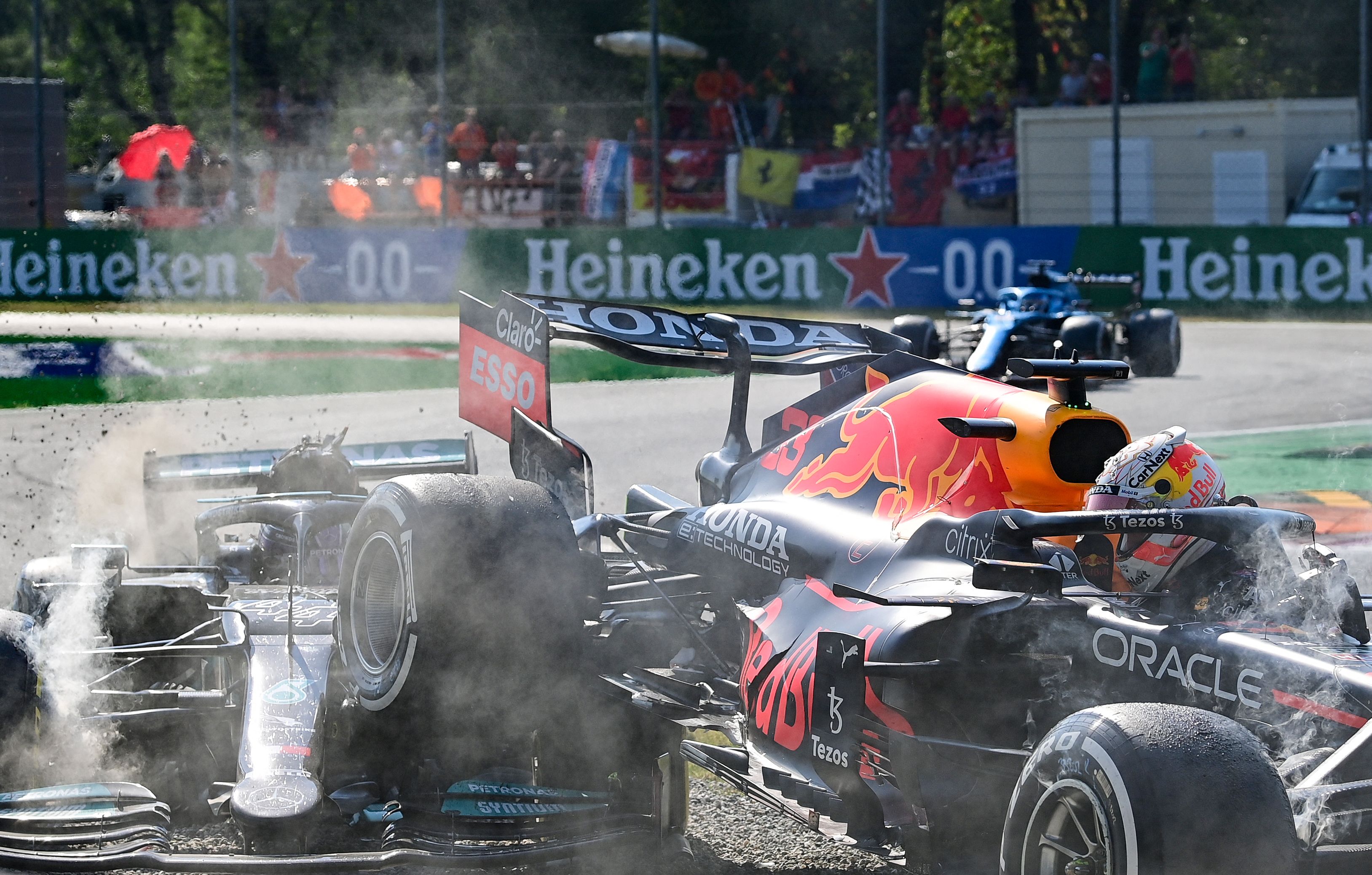 Mobil Red Bull yang dikemudikan Max Verstappen (kanan) menabrak mobil Mercedes yang dikemudikan Lewis Hamilton.