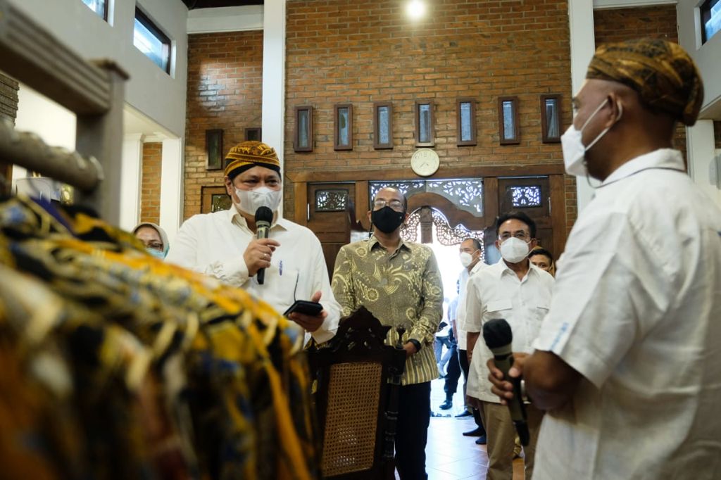 Airlangga Cek Vaksinasi Santri dan Sowan ke Habib Luthfi di Pekalongan