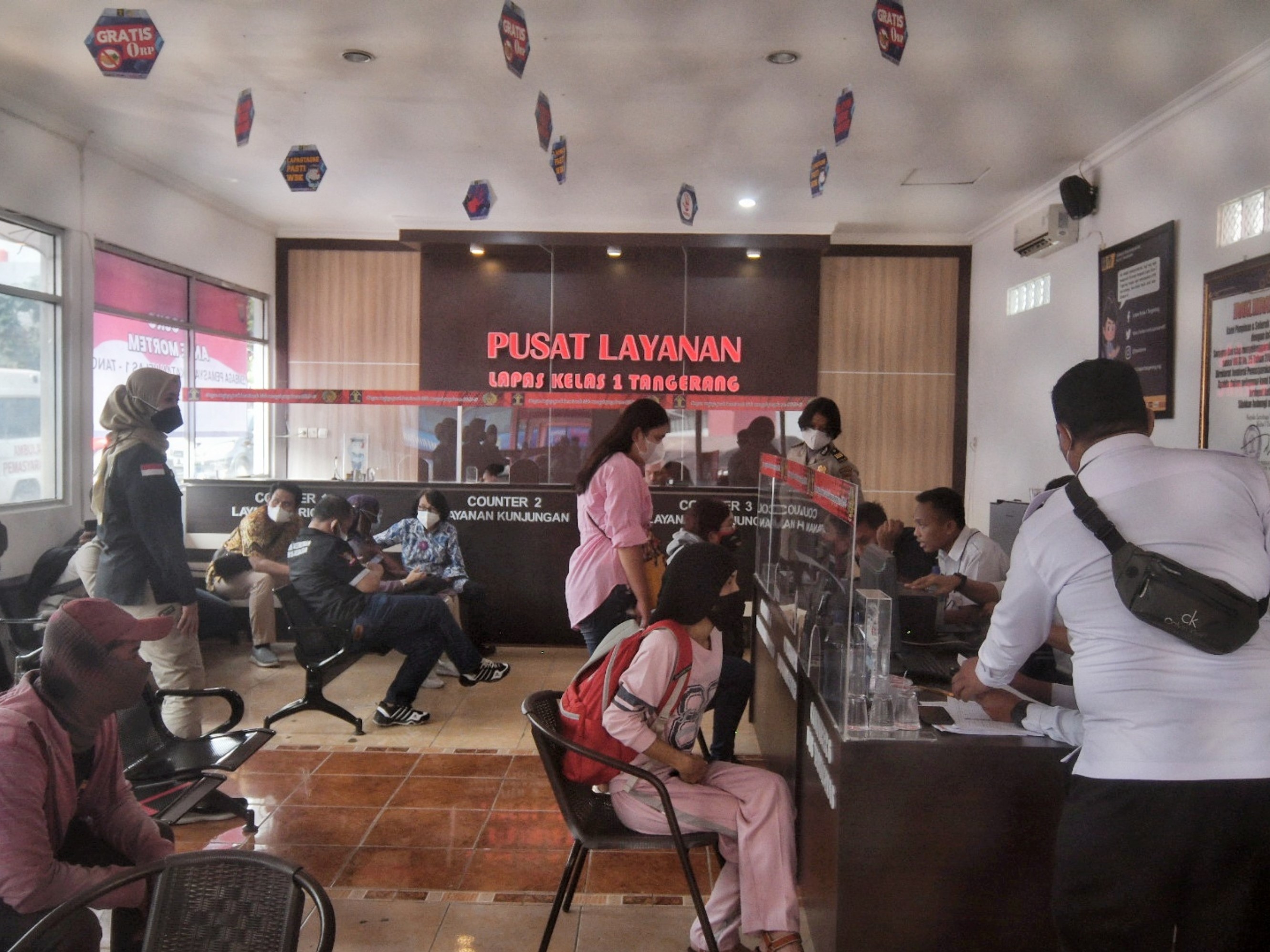 Keluarga saat mengikuti proses antemortem identifikasi korban kebakaran di Lapas Kelas 1 A Tangerang, Kota Tangerang, Banten, Rabu (8/9).