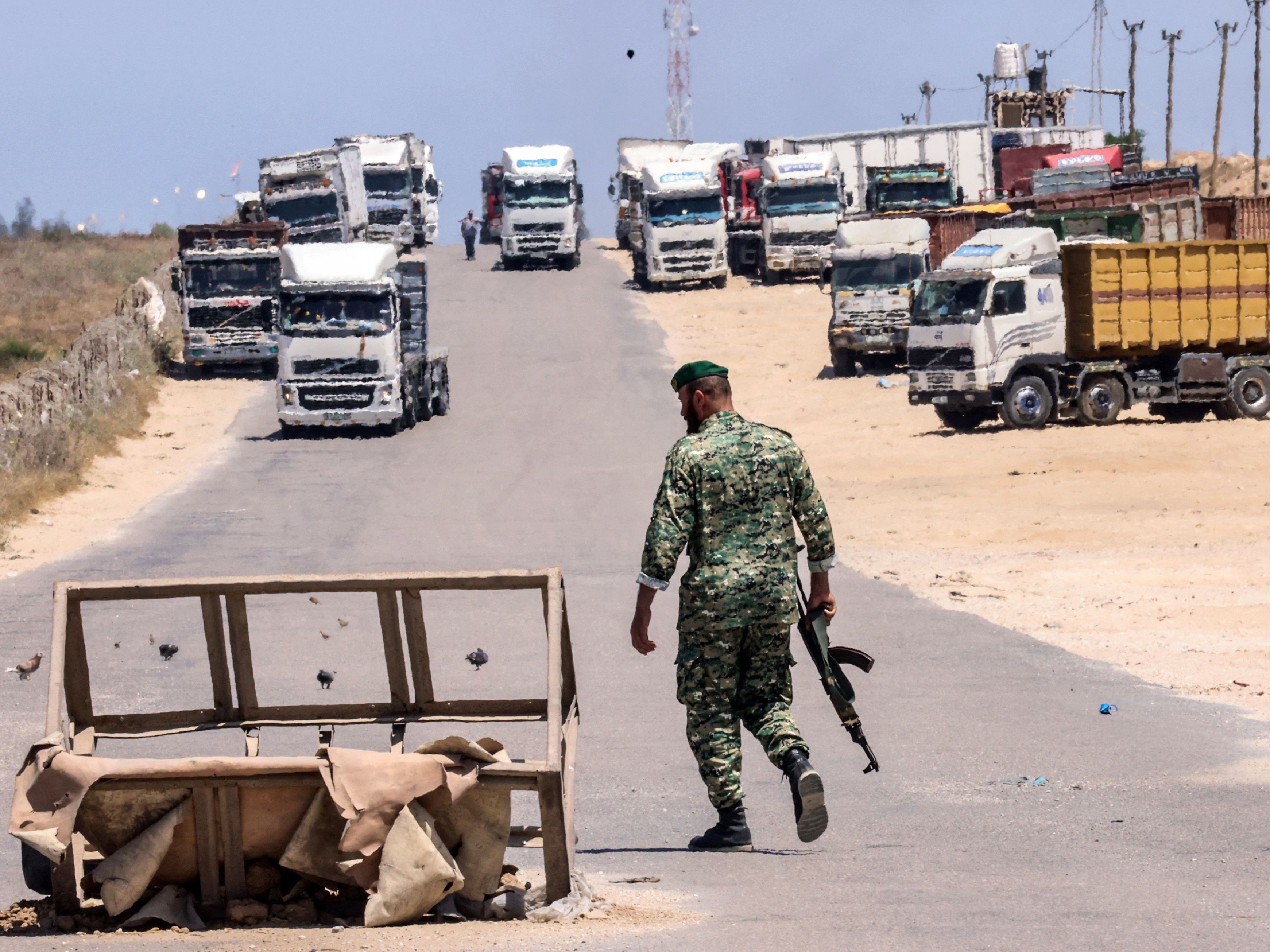 Petugas keamanan Palestina di pos pemeriksaan sebelum menuju Israel di persimpangan Kerem Shalom di Rafah, Jalur Gaza selatan.