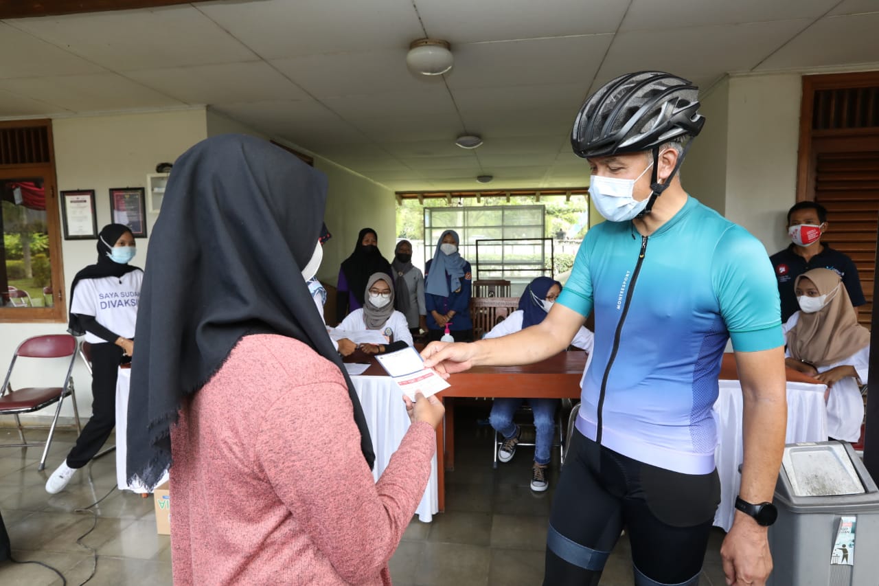 Dengan bersepeda, Gubernur Jateng Ganjar Pranowo memantau sejumlah titik vaksinasi Covid-19 di Kabupaten Magelang, Jateng.