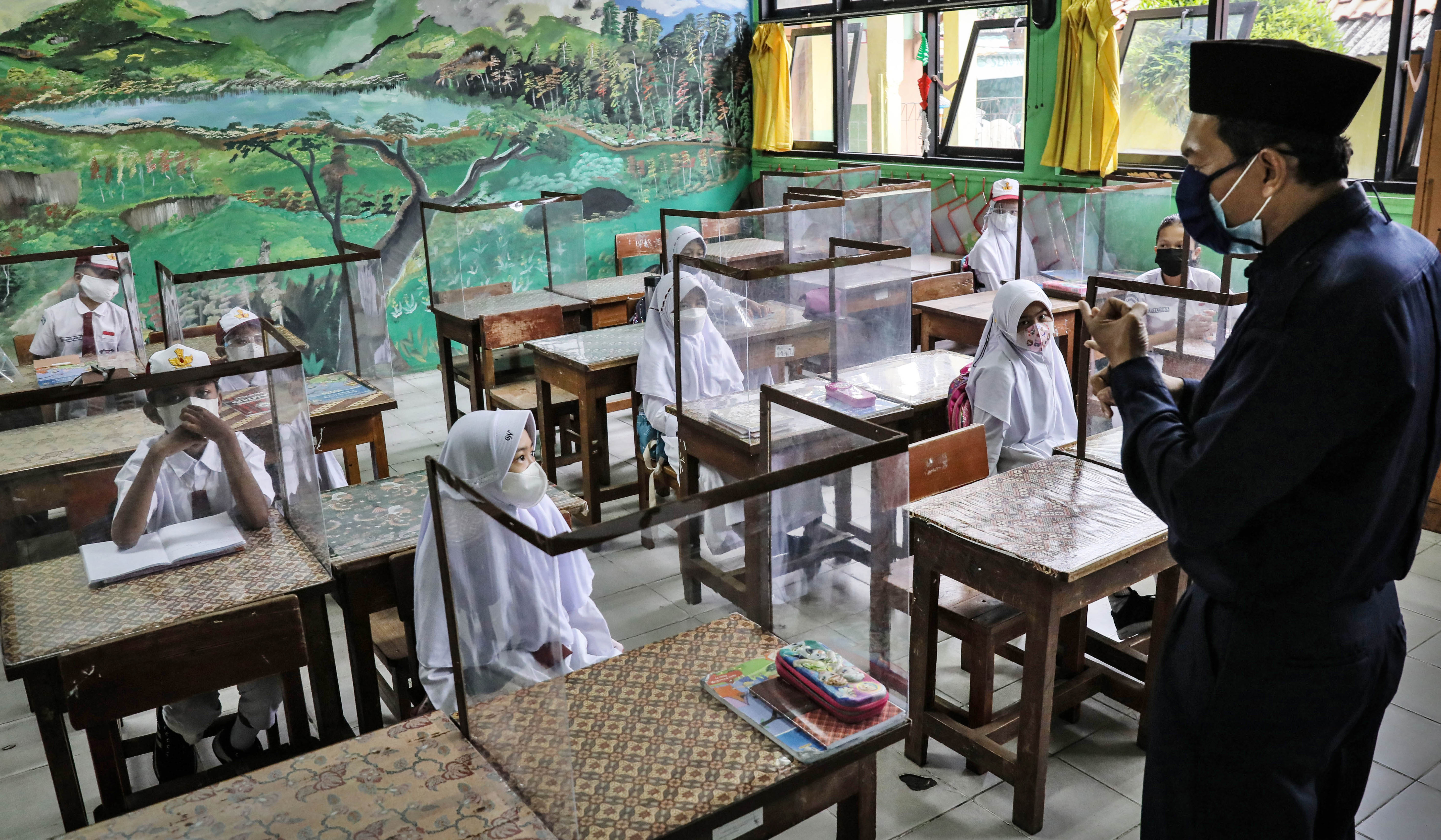 Siswa SDN 05 Meruya Utara menjalan PTM dengan protokol kesehatan ketat