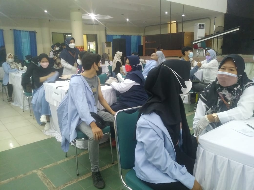 Mahasiswa UIN Raden Fatah Palembang antusias mengikuti Vaksinasi Merdeka yang digelar di Auditorium Center UIN RF Palembang, Rabu (22/9).