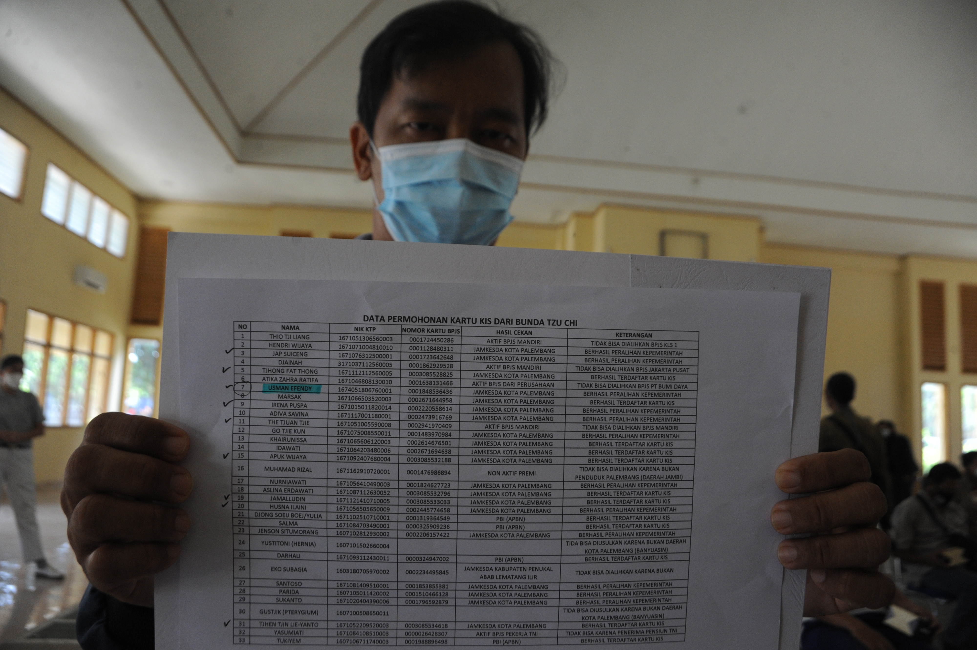  Warga menunjukan hasil permohonan Kartu Indonesia Sehat di Kecamatan Sukarami, Palembang, Sumatera Selatan, Selasa (8/6/2021).