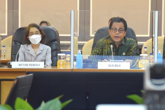 Sekjen DPR RI Indra Iskandar (kanan) membuka Evaluasi Pelaksanaan Reformasi Birokrasi Sekretariat Jenderal DPR RI Tahun 2021.