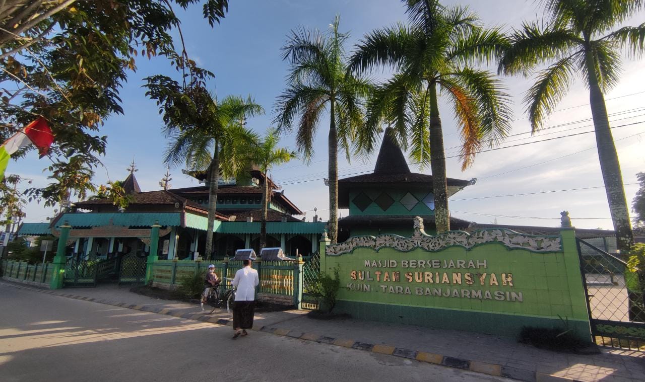 Masjid dan makam Sultan Suriansyah menjadi wisata sejarah dan religi di Kota Banjarmasin.