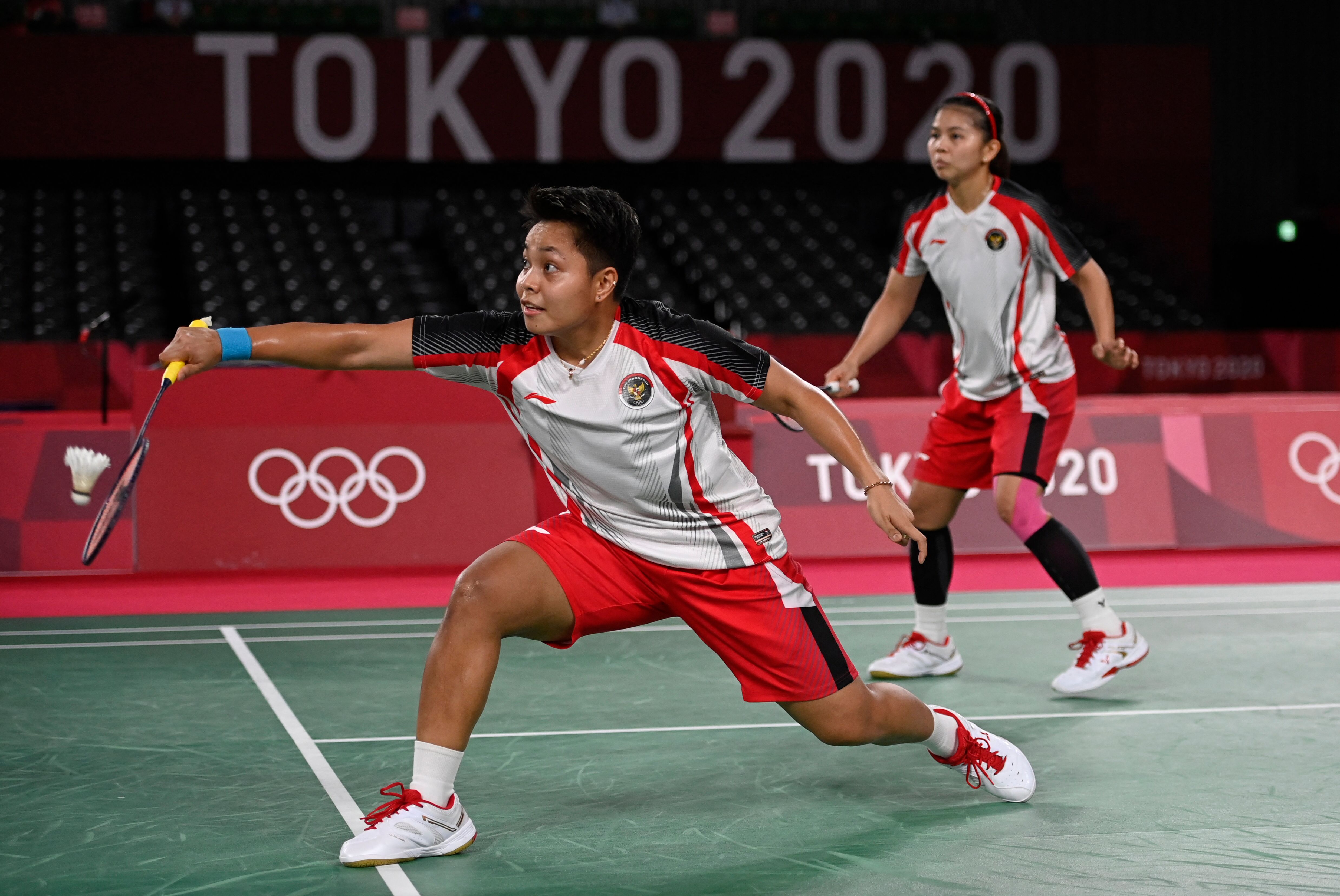 Aksi penampilan ganda putri andalan Indonesia, Greysia Polii (kanan) dan Apriyani Rahayu, saat Olimpiade Tokyo 2020. 