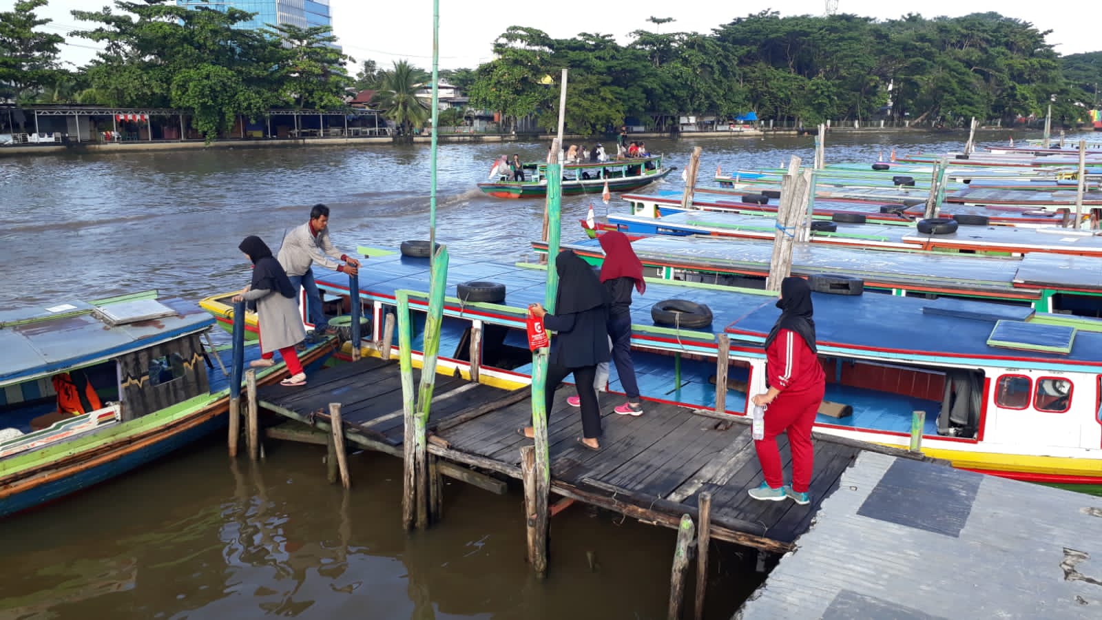 Beberapa warga akan mengikuti kegiatan susur sungai di Banjarmasin, Kalsel.