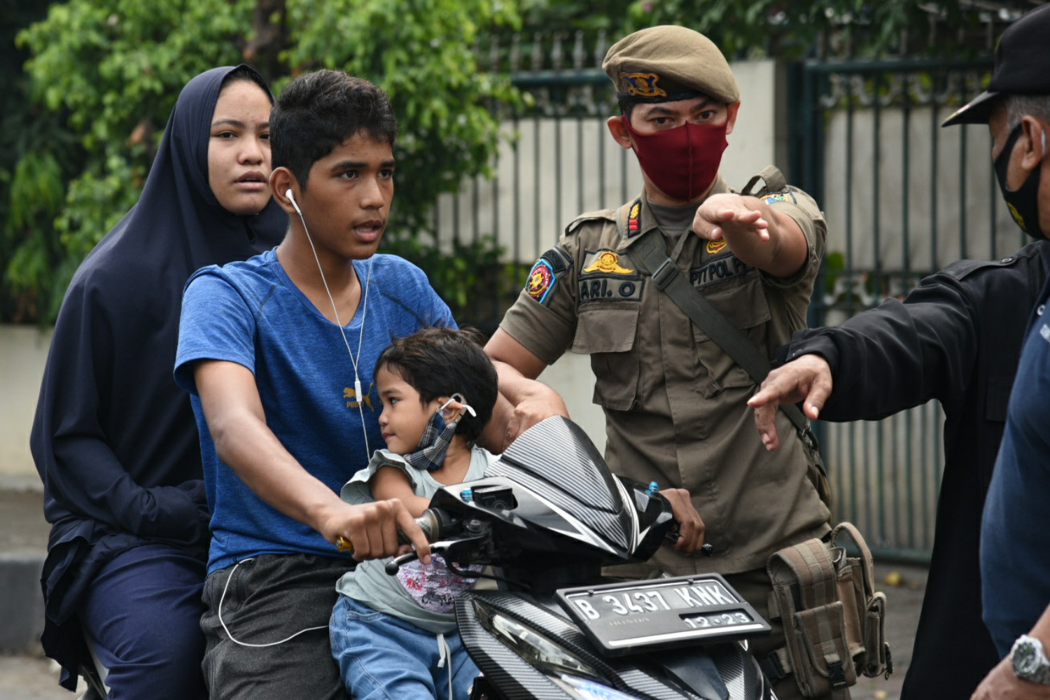 Ilustrasi petugas Satpol PP sedang menjalani tugas menertibkan pelanggar protokol kesehatan di di kawasan Pondok Kopi, Jakarta Timur.  