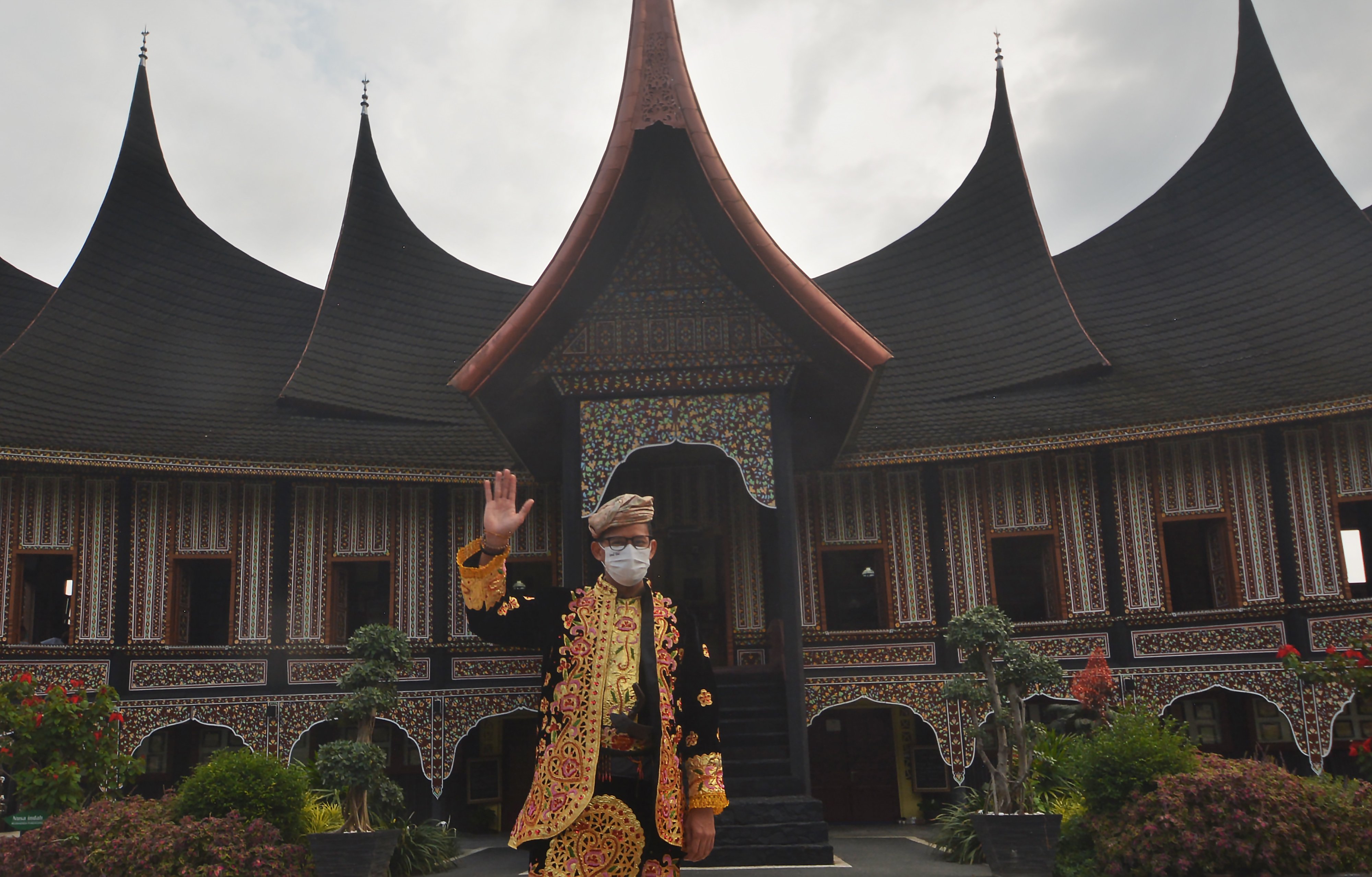 Ilustrasi rumah adat Sumbar Rumah Gadang
