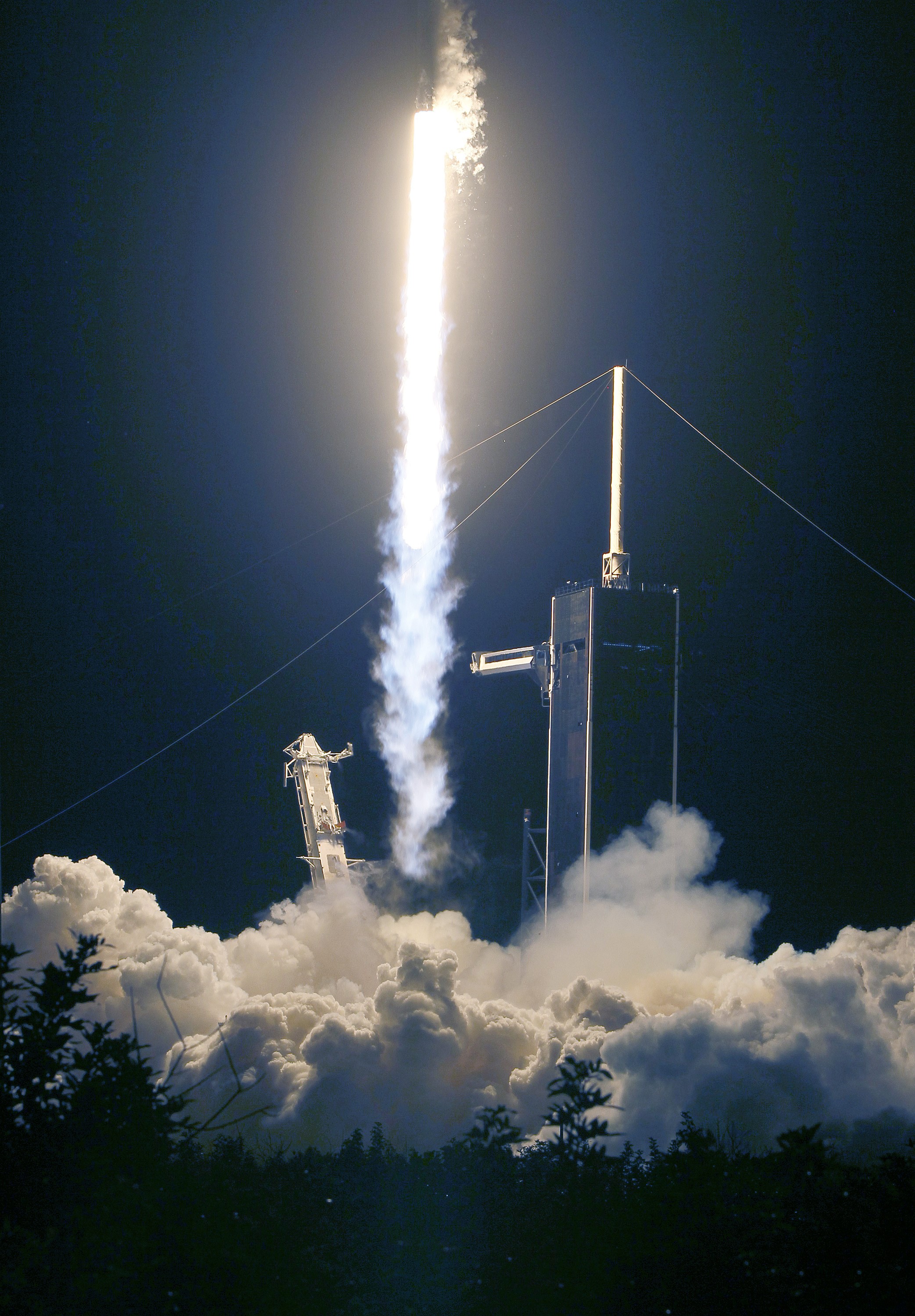 Roket SpaceX Falcon 9 dan Crew Dragon lepas landas dari landasan peluncuran 39A di Kennedy Space Center NASA, Rabu (15/9/2021)