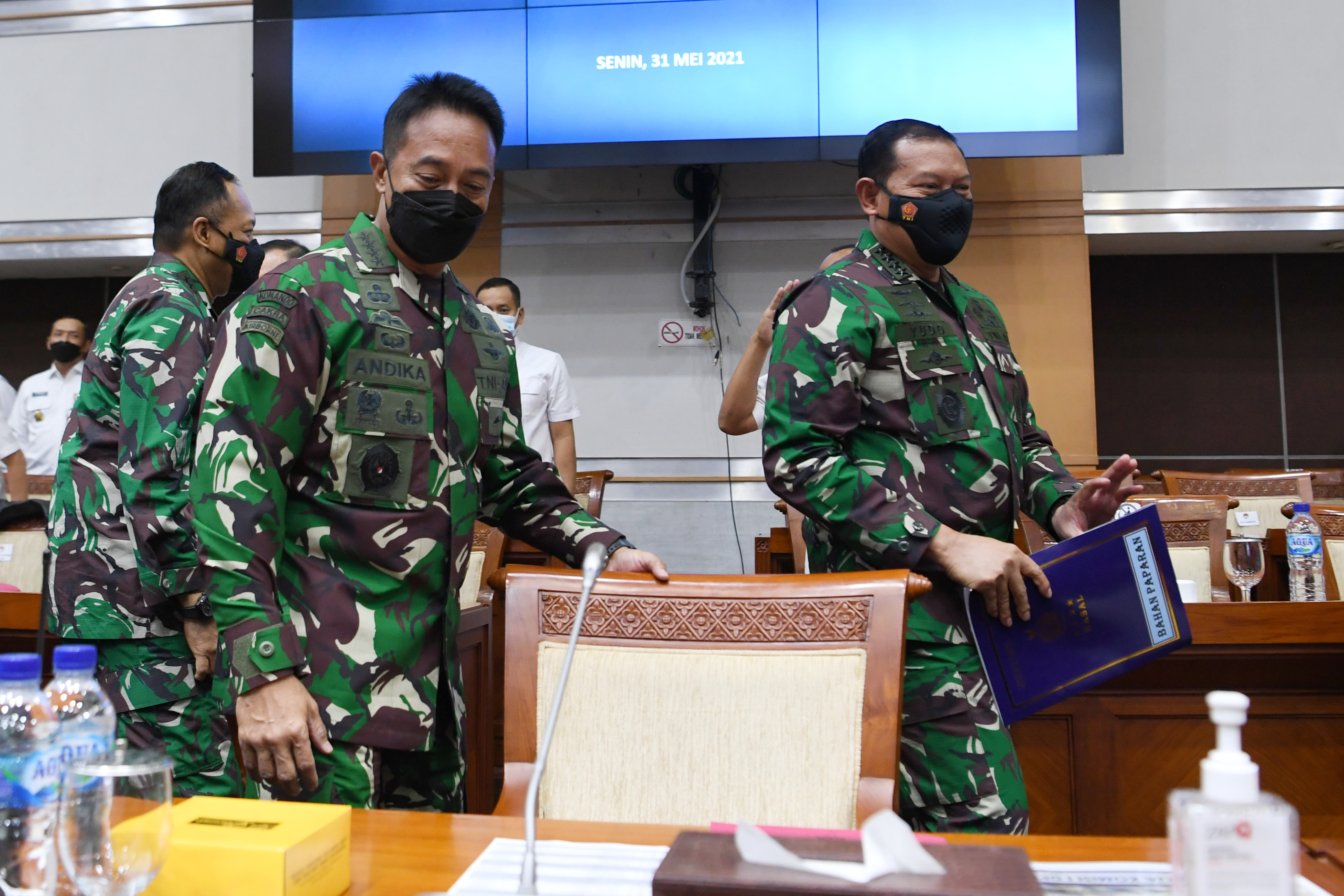 KSAD Jenderal TNI Andika Perkasa (kedua kiri) dan KSAL Laksamana Yudo Margono (kanan).
