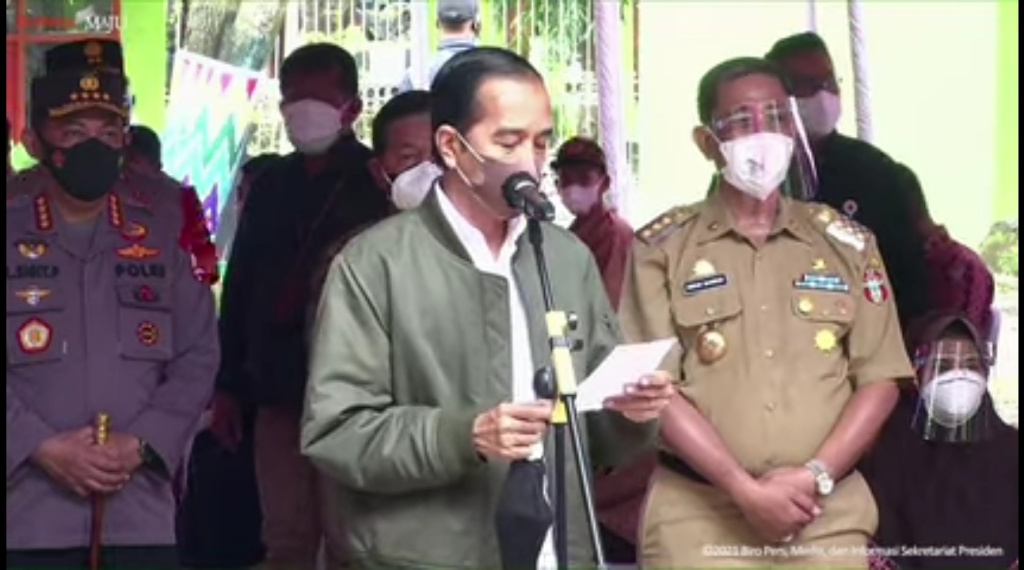 Presiden Jokowi mengunjungi program vaksinasi pelajar di Kabupaten Wajo, Sulawesi Selatan, Kamis (9/9).