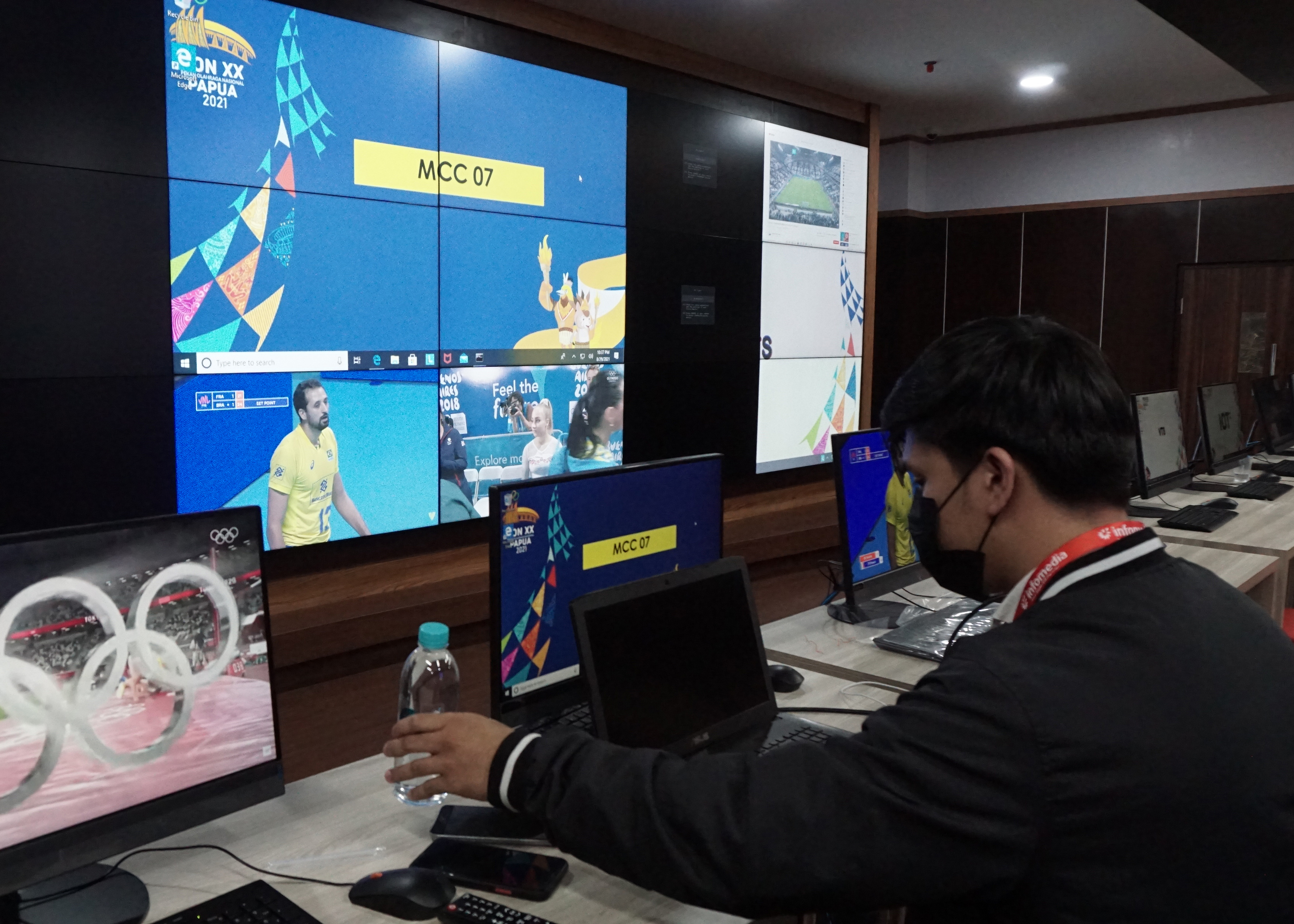 Petugas memeriksa jaringan di Main Command Center PON XX Papua