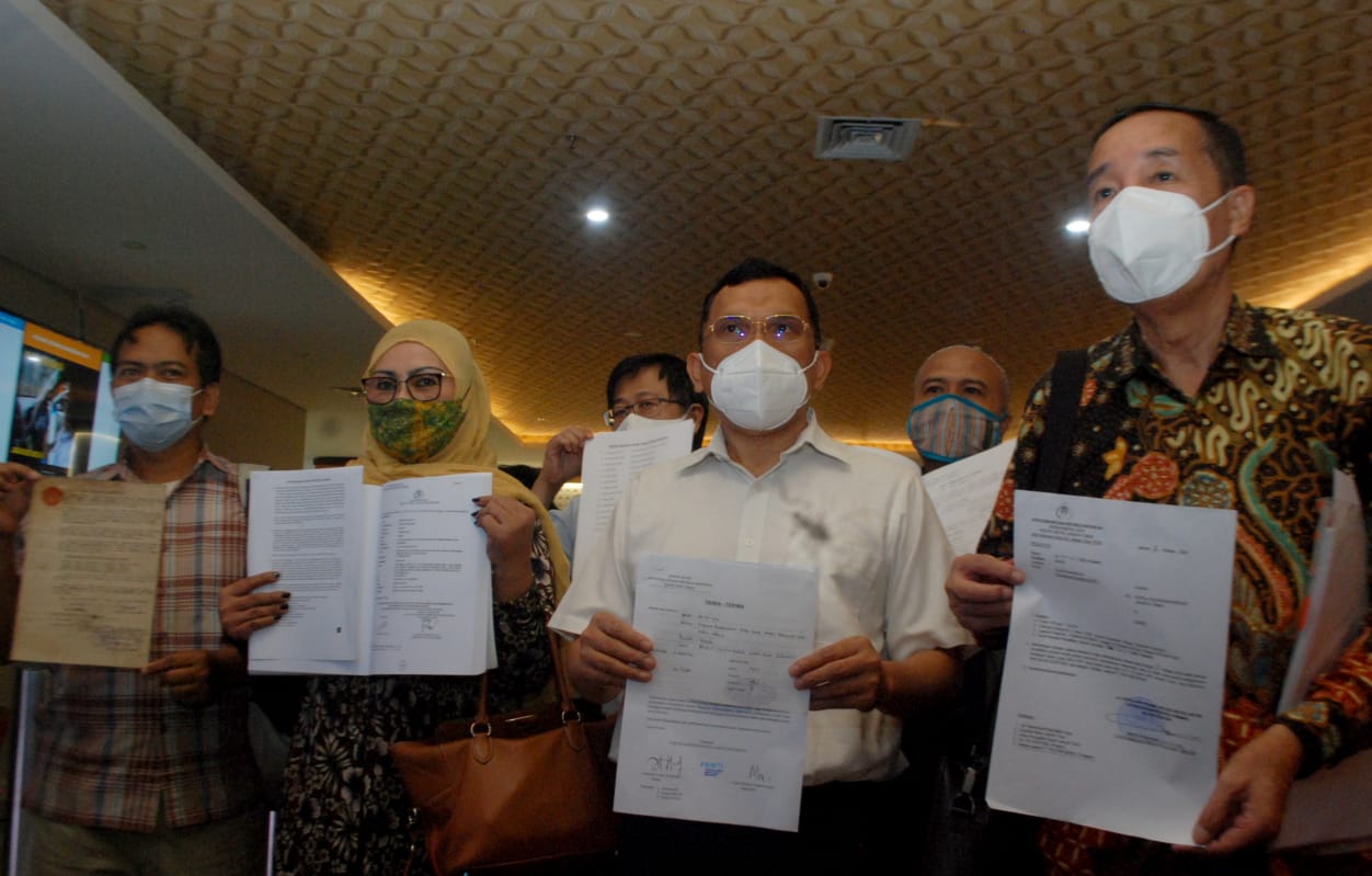 Korban mafia tanah menunjuk surat laporan seusai melaporkan ke Bareskrim Mabes Polri, beberapa waktu lalu