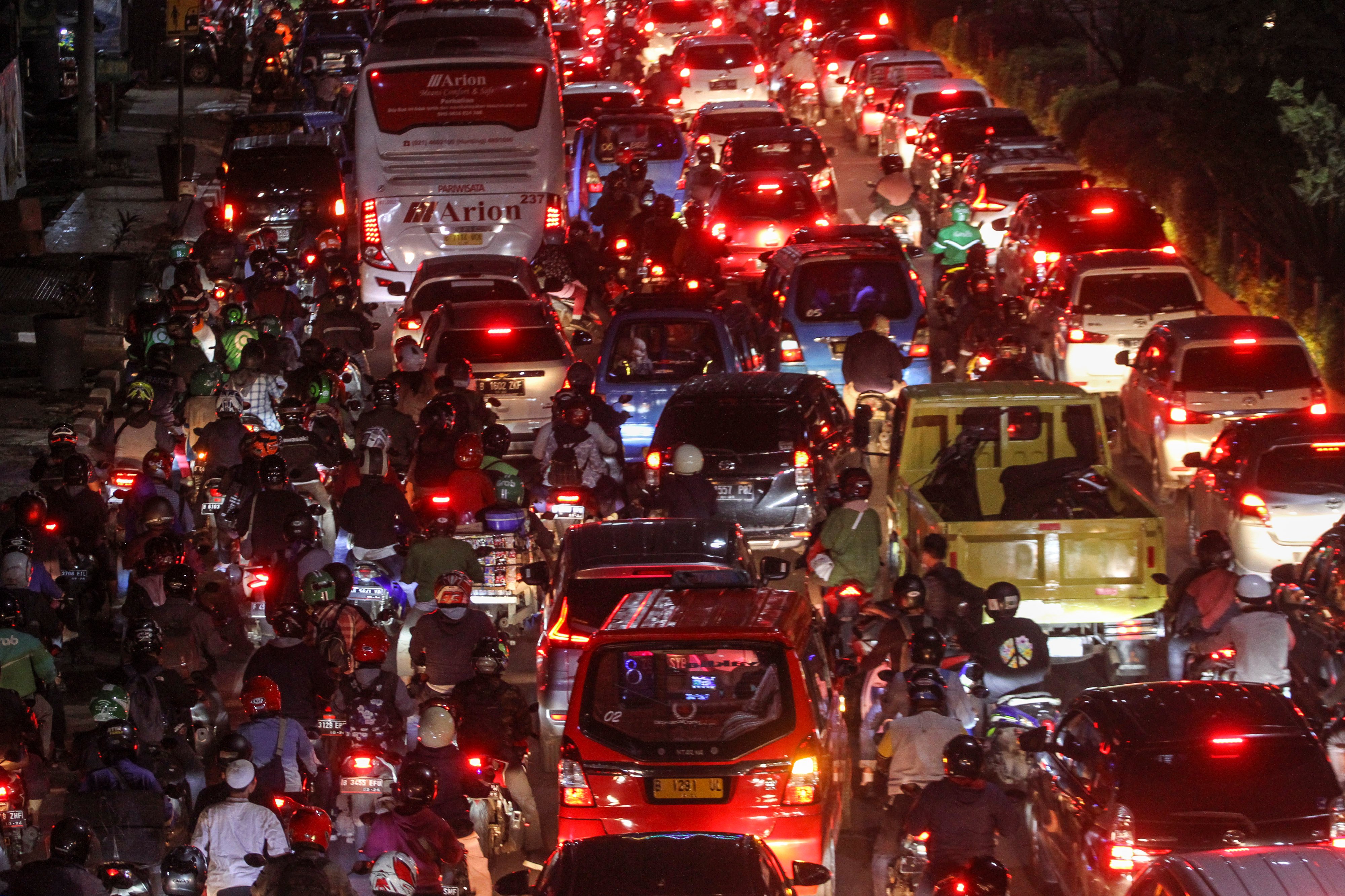 Kemacetan lalu lintas akibat pohon tumbang di depok, Jawa Barat.